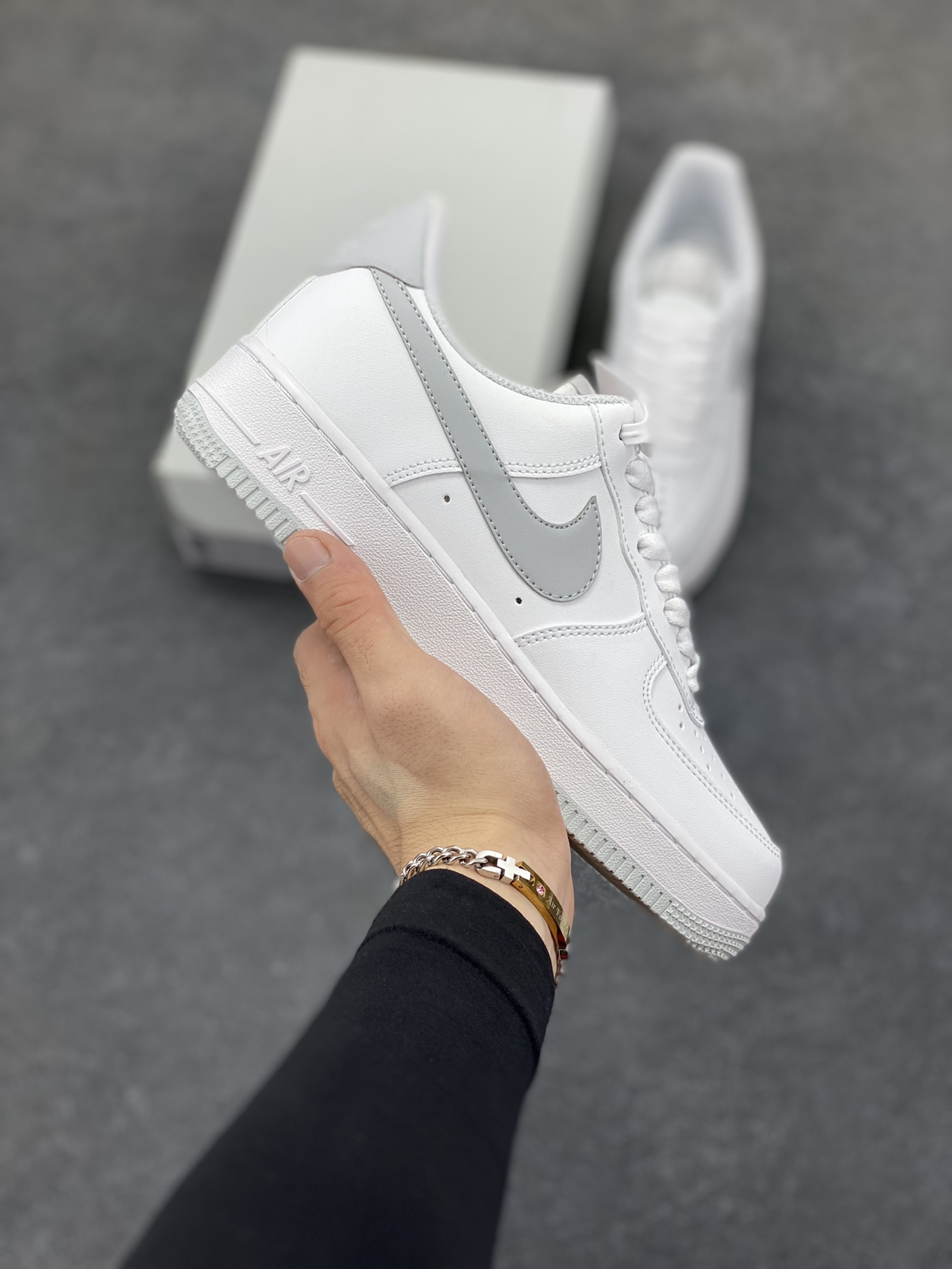 福利特价 Nike Air Force 1 Low 浅灰 空军一号低帮运动休闲板鞋 原楦头原纸板 打造纯正空军版型 专注外贸渠道 全掌内置蜂窝气垫 原盒配件 原厂中底钢印、拉帮完美 货号：DC2911-100 尺码：36 36.5 37.5 38 38.5 39 40 40.5 41 42 42.5 43 44 44.5 45-选品中心