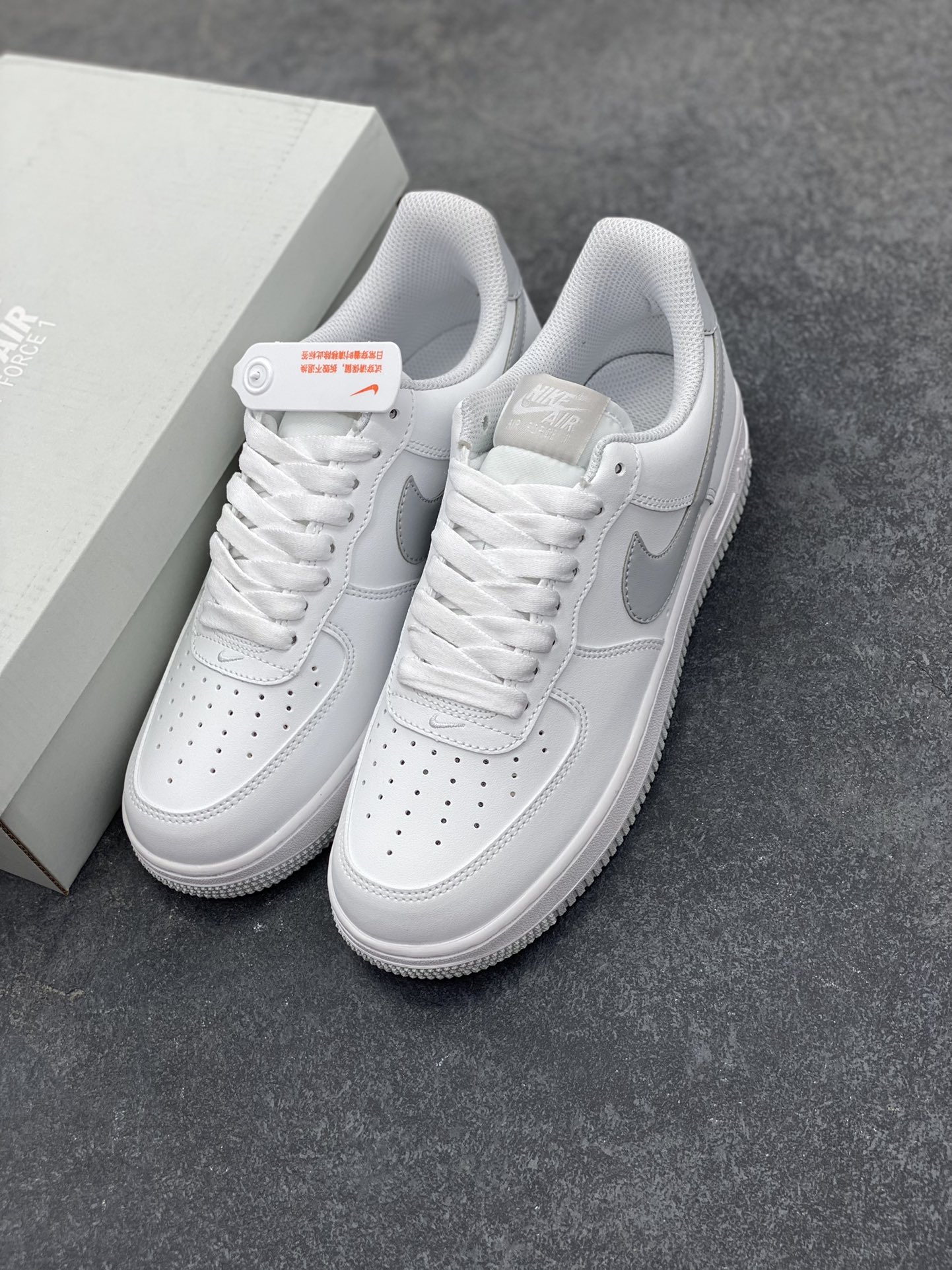 图片[8]-福利特价 Nike Air Force 1 Low 浅灰 空军一号低帮运动休闲板鞋 原楦头原纸板 打造纯正空军版型 专注外贸渠道 全掌内置蜂窝气垫 原盒配件 原厂中底钢印、拉帮完美 货号：DC2911-100 尺码：36 36.5 37.5 38 38.5 39 40 40.5 41 42 42.5 43 44 44.5 45-选品中心