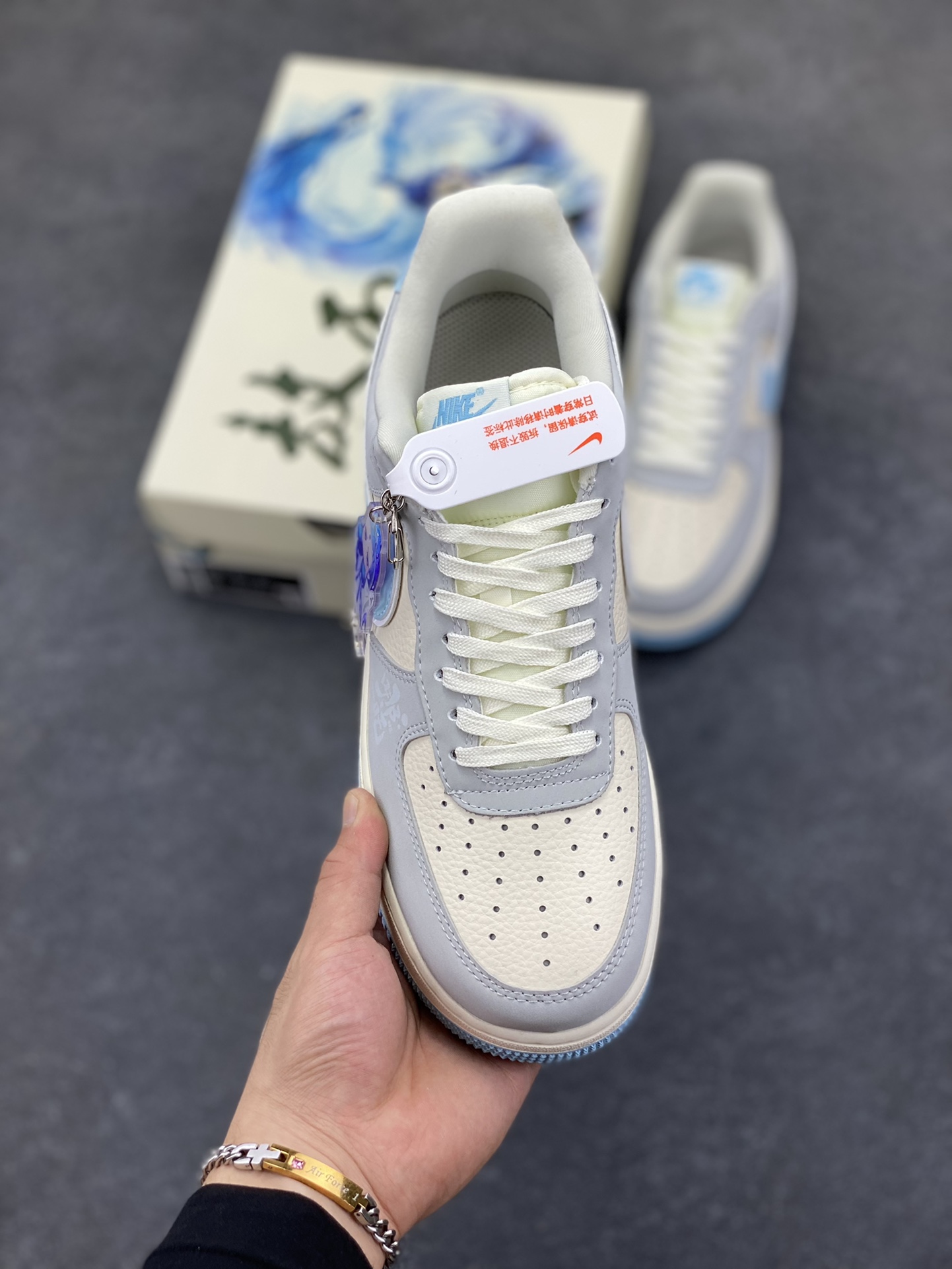 图片[2]-福利特价 NIke Air Force 1 \’07 Low “哪吒联名——魔丸灵珠”空军一号 低帮 运动鞋 休闲鞋 折边针车 工艺难度大 原楦头原纸板 原装鞋盒 定制五金配件 内置全掌气垫 原厂鞋底 货号：DF0188-047 尺码：36 36.5 37.5 38 38.5 39 40 40.5 41 42 42.5 43 44 44.5 45-选品中心