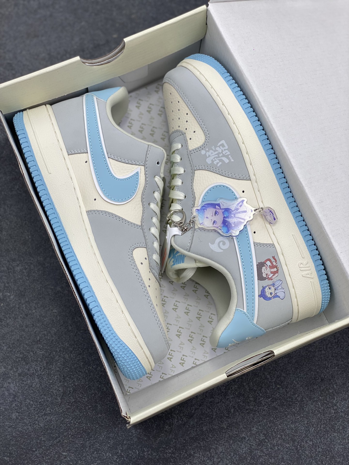 图片[9]-福利特价 NIke Air Force 1 \’07 Low “哪吒联名——魔丸灵珠”空军一号 低帮 运动鞋 休闲鞋 折边针车 工艺难度大 原楦头原纸板 原装鞋盒 定制五金配件 内置全掌气垫 原厂鞋底 货号：DF0188-047 尺码：36 36.5 37.5 38 38.5 39 40 40.5 41 42 42.5 43 44 44.5 45-选品中心