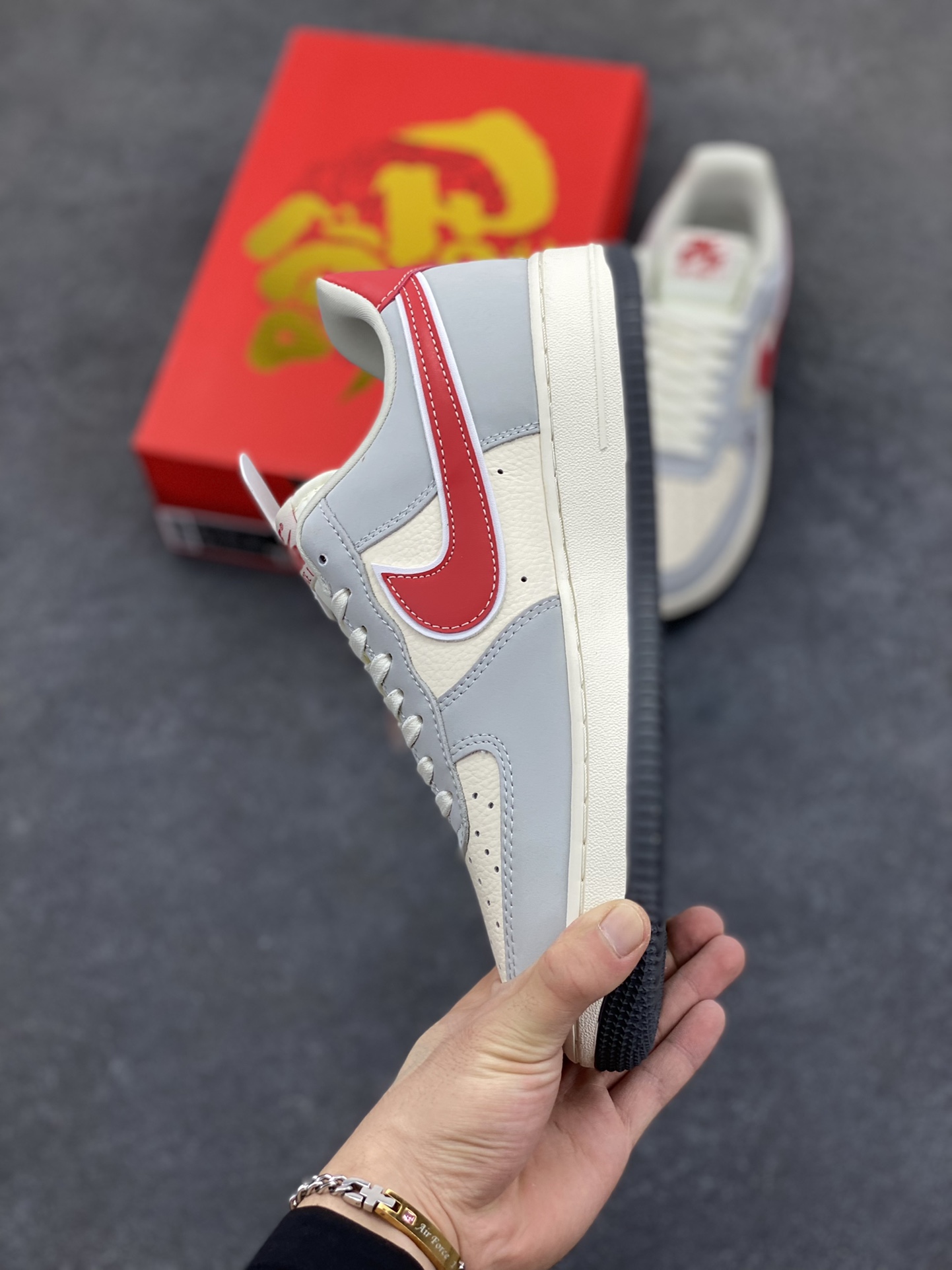 图片[3]-福利特价 NIke Air Force 1 \’07 Low “哪吒联名——灰红勾”空军一号 低帮 运动鞋 休闲鞋 折边针车 工艺难度大 原楦头原纸板 原装鞋盒 定制五金配件 内置全掌气垫 原厂鞋底 货号：DF0188-046 尺码：36 36.5 37.5 38 38.5 39 40 40.5 41 42 42.5 43 44 44.5 45-选品中心