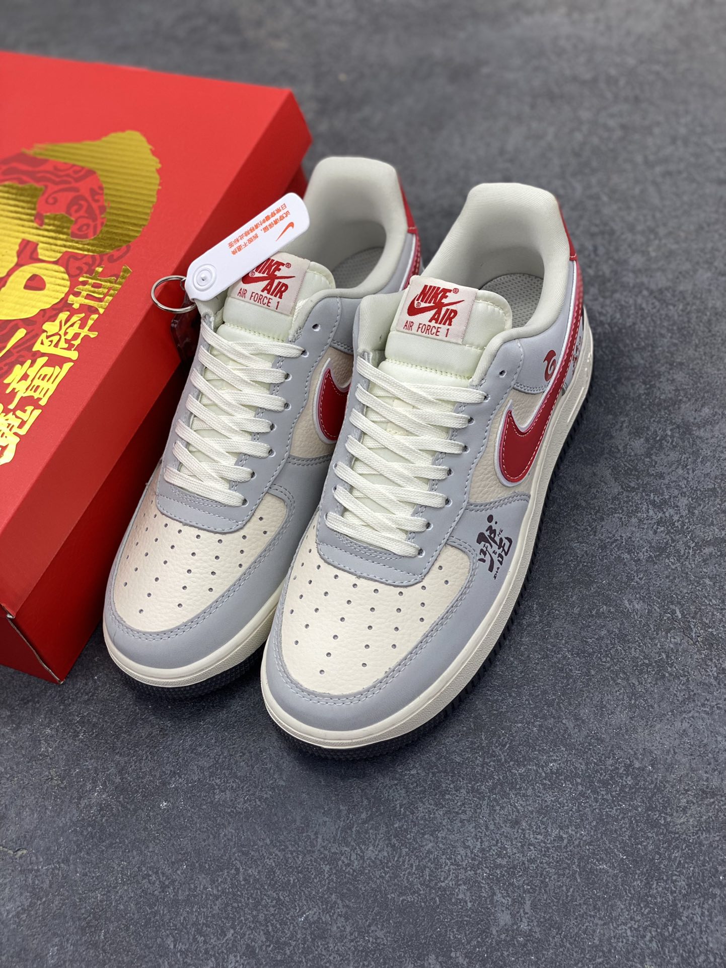 图片[8]-福利特价 NIke Air Force 1 \’07 Low “哪吒联名——灰红勾”空军一号 低帮 运动鞋 休闲鞋 折边针车 工艺难度大 原楦头原纸板 原装鞋盒 定制五金配件 内置全掌气垫 原厂鞋底 货号：DF0188-046 尺码：36 36.5 37.5 38 38.5 39 40 40.5 41 42 42.5 43 44 44.5 45-选品中心