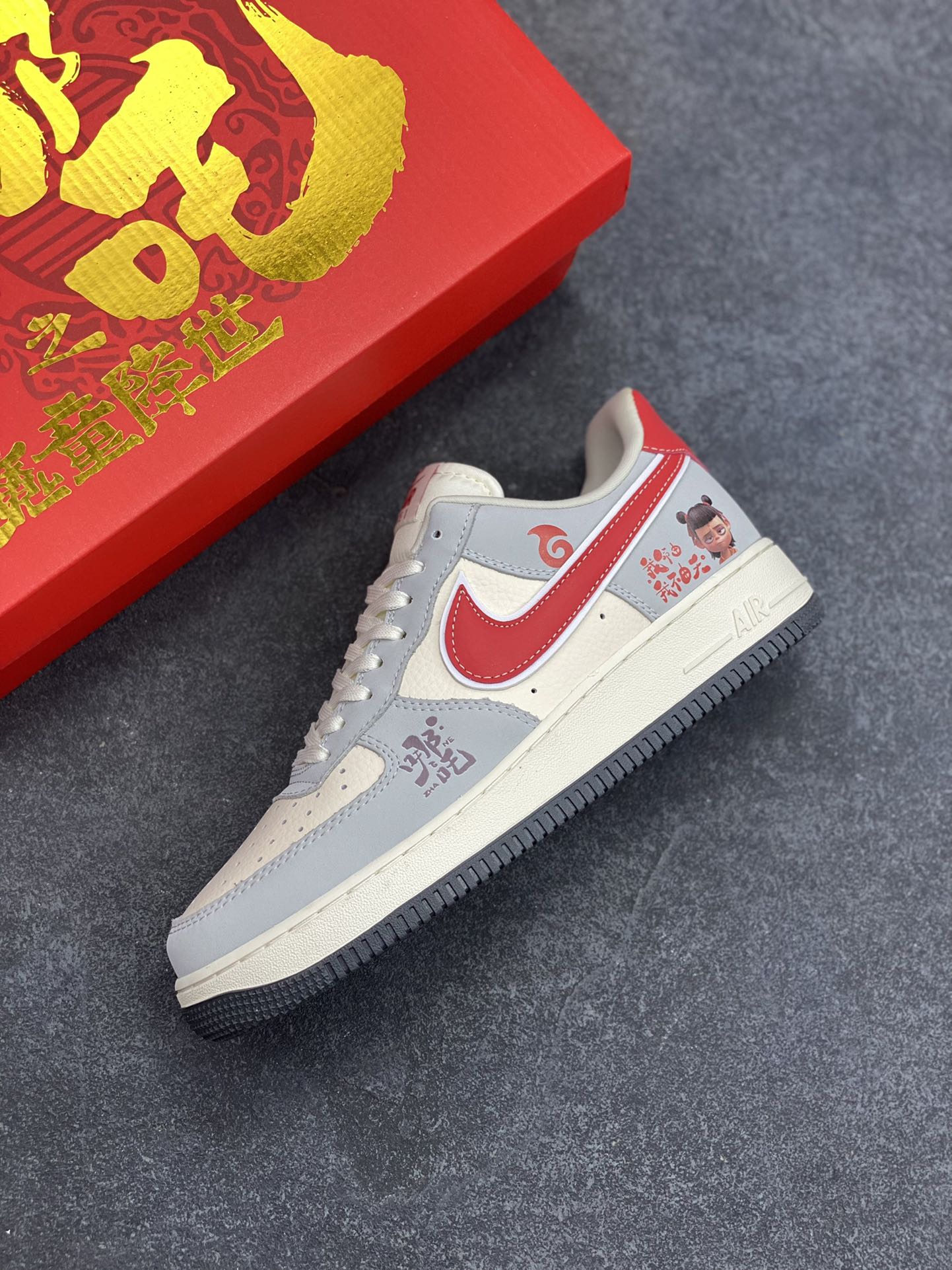 图片[7]-福利特价 NIke Air Force 1 \’07 Low “哪吒联名——灰红勾”空军一号 低帮 运动鞋 休闲鞋 折边针车 工艺难度大 原楦头原纸板 原装鞋盒 定制五金配件 内置全掌气垫 原厂鞋底 货号：DF0188-046 尺码：36 36.5 37.5 38 38.5 39 40 40.5 41 42 42.5 43 44 44.5 45-选品中心
