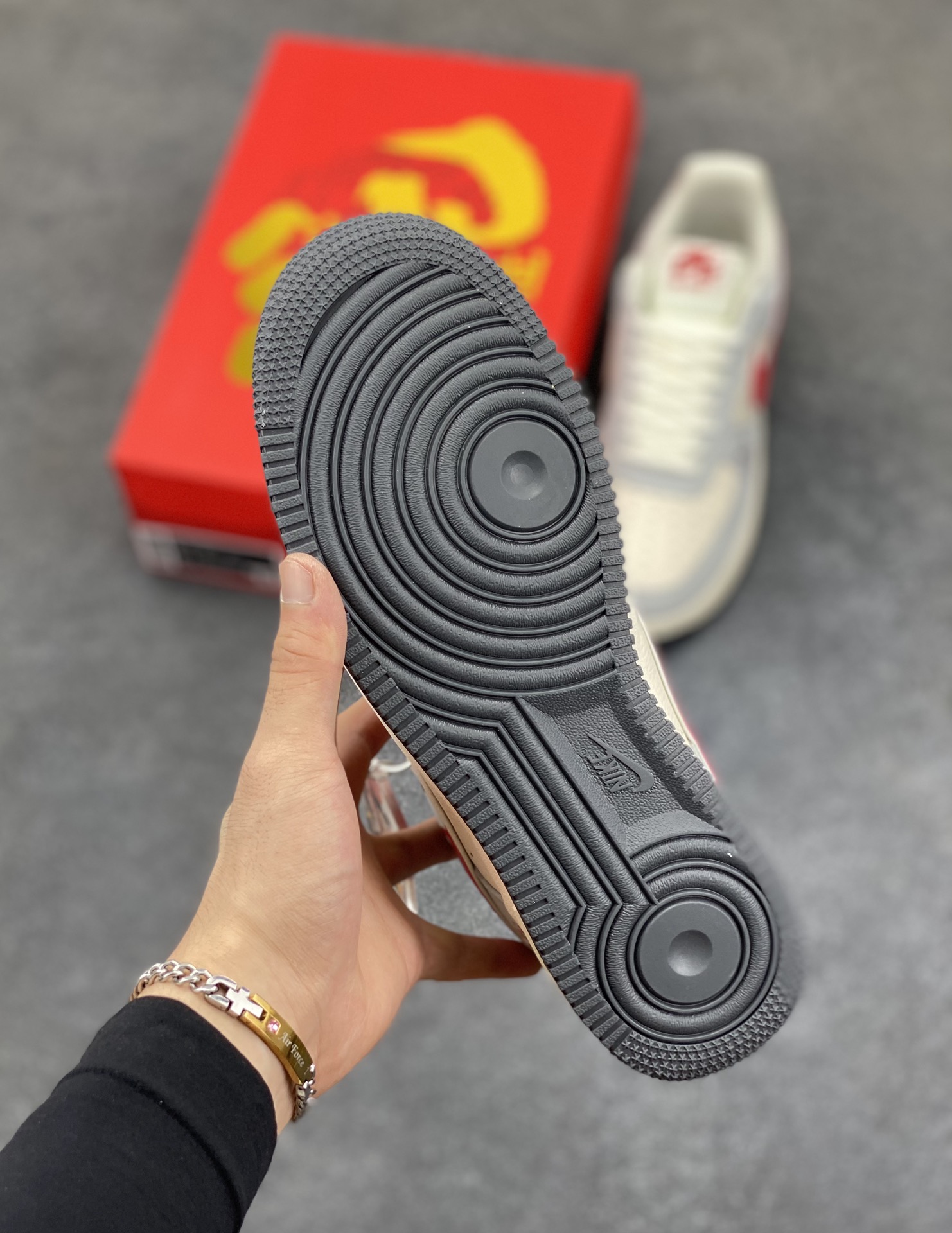 图片[5]-福利特价 NIke Air Force 1 \’07 Low “哪吒联名——灰红勾”空军一号 低帮 运动鞋 休闲鞋 折边针车 工艺难度大 原楦头原纸板 原装鞋盒 定制五金配件 内置全掌气垫 原厂鞋底 货号：DF0188-046 尺码：36 36.5 37.5 38 38.5 39 40 40.5 41 42 42.5 43 44 44.5 45-选品中心