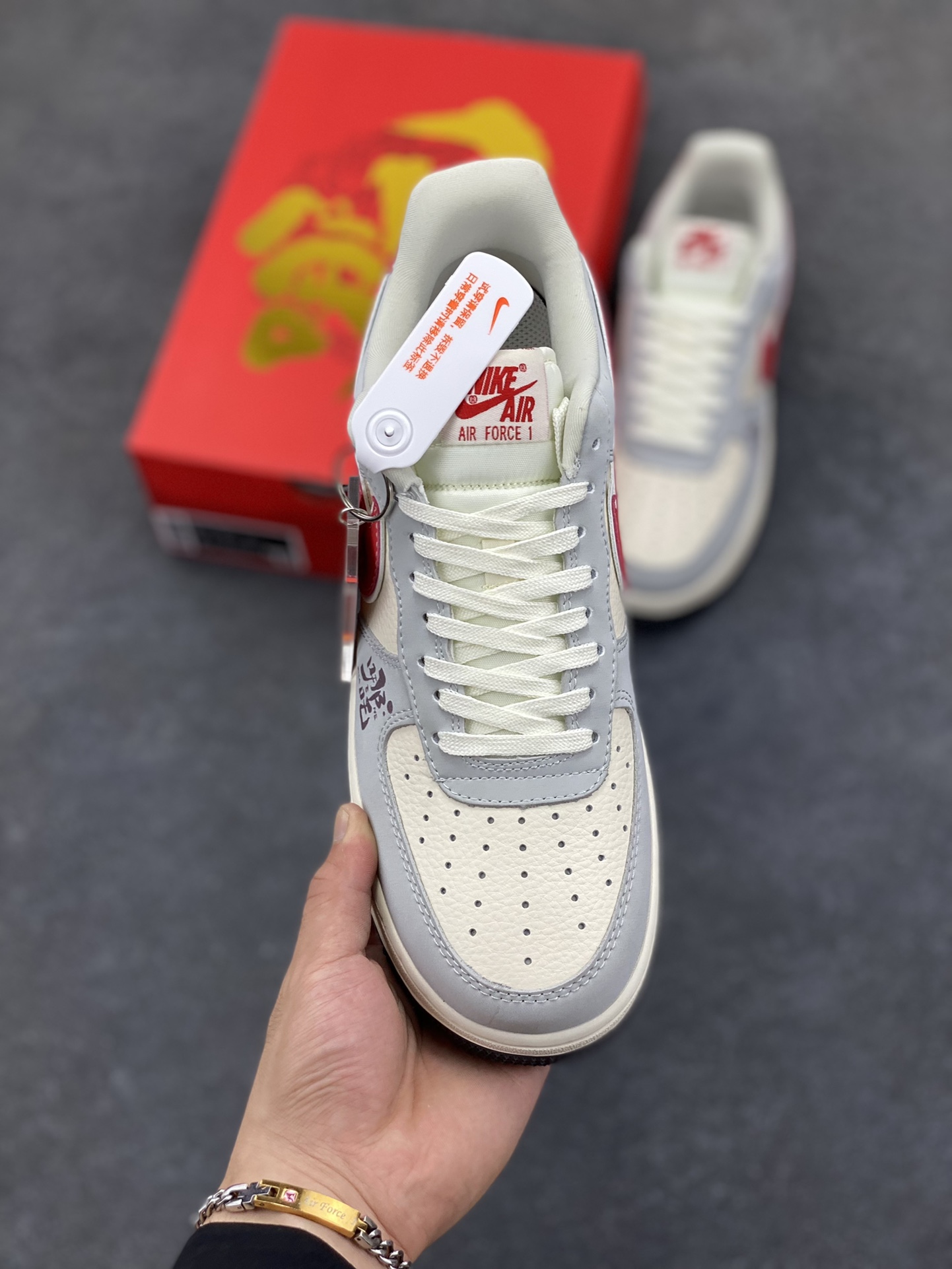 图片[2]-福利特价 NIke Air Force 1 \’07 Low “哪吒联名——灰红勾”空军一号 低帮 运动鞋 休闲鞋 折边针车 工艺难度大 原楦头原纸板 原装鞋盒 定制五金配件 内置全掌气垫 原厂鞋底 货号：DF0188-046 尺码：36 36.5 37.5 38 38.5 39 40 40.5 41 42 42.5 43 44 44.5 45-选品中心