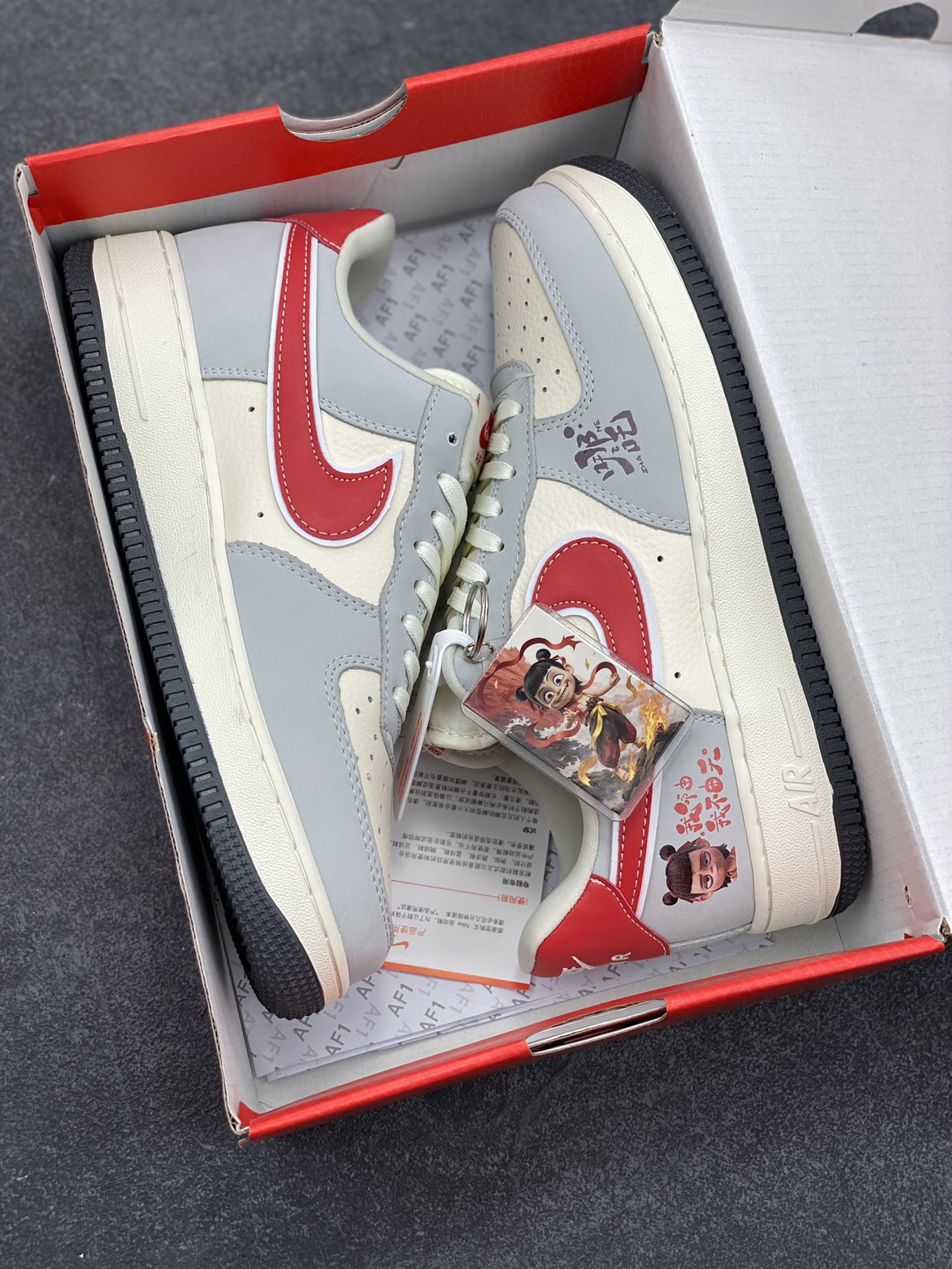 图片[9]-福利特价 NIke Air Force 1 \’07 Low “哪吒联名——灰红勾”空军一号 低帮 运动鞋 休闲鞋 折边针车 工艺难度大 原楦头原纸板 原装鞋盒 定制五金配件 内置全掌气垫 原厂鞋底 货号：DF0188-046 尺码：36 36.5 37.5 38 38.5 39 40 40.5 41 42 42.5 43 44 44.5 45-选品中心