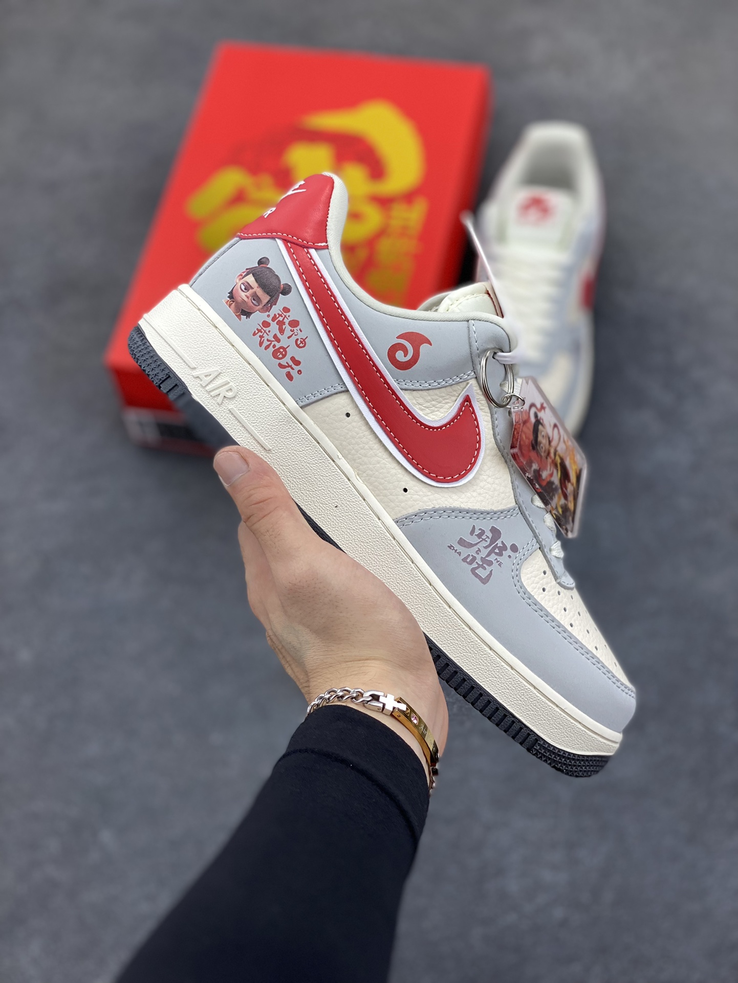 福利特价 NIke Air Force 1 \’07 Low “哪吒联名——灰红勾”空军一号 低帮 运动鞋 休闲鞋 折边针车 工艺难度大 原楦头原纸板 原装鞋盒 定制五金配件 内置全掌气垫 原厂鞋底 货号：DF0188-046 尺码：36 36.5 37.5 38 38.5 39 40 40.5 41 42 42.5 43 44 44.5 45-选品中心