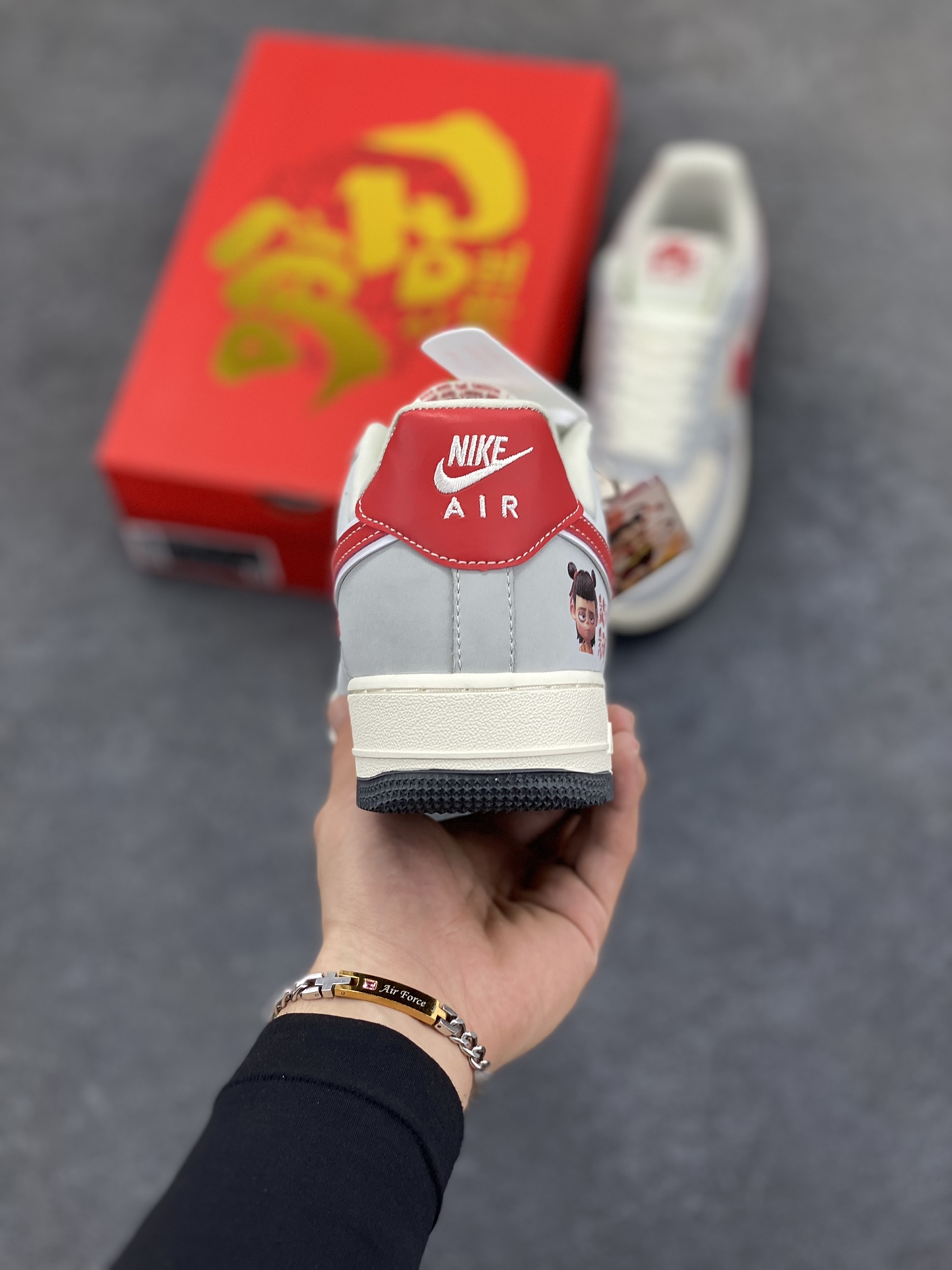图片[4]-福利特价 NIke Air Force 1 \’07 Low “哪吒联名——灰红勾”空军一号 低帮 运动鞋 休闲鞋 折边针车 工艺难度大 原楦头原纸板 原装鞋盒 定制五金配件 内置全掌气垫 原厂鞋底 货号：DF0188-046 尺码：36 36.5 37.5 38 38.5 39 40 40.5 41 42 42.5 43 44 44.5 45-选品中心