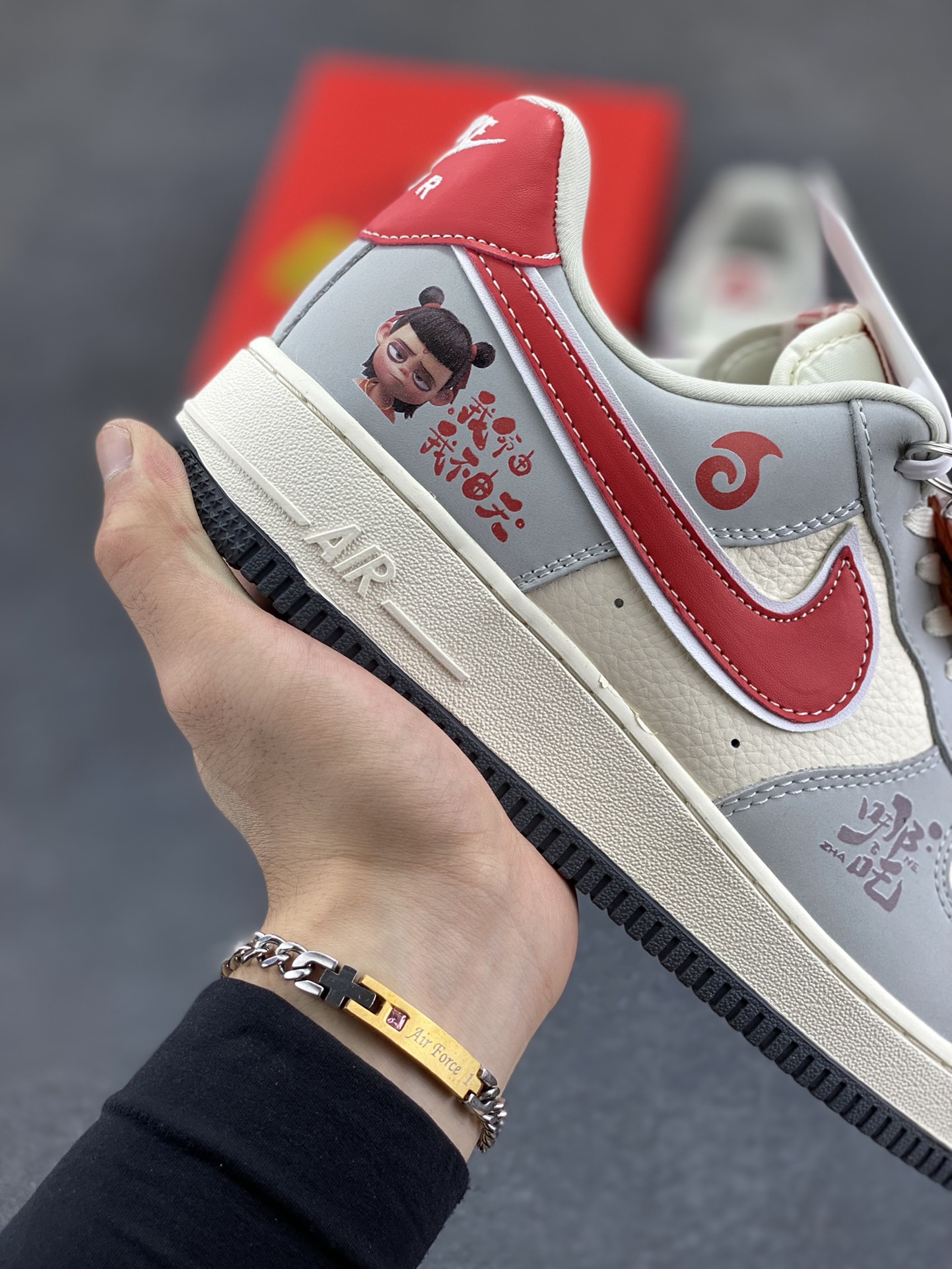 图片[6]-福利特价 NIke Air Force 1 \’07 Low “哪吒联名——灰红勾”空军一号 低帮 运动鞋 休闲鞋 折边针车 工艺难度大 原楦头原纸板 原装鞋盒 定制五金配件 内置全掌气垫 原厂鞋底 货号：DF0188-046 尺码：36 36.5 37.5 38 38.5 39 40 40.5 41 42 42.5 43 44 44.5 45-选品中心