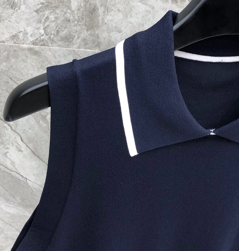 “THOM BROWNE Wrinkle-Free Chalk White Vest in Size 0-2 Yards” - 图片 4