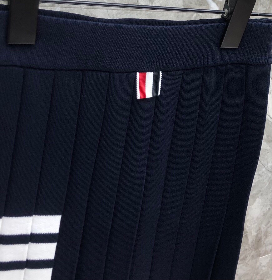 “THOM BROWNE Wrinkle-Free Chalk White Vest in Size 0-2 Yards” - 图片 8