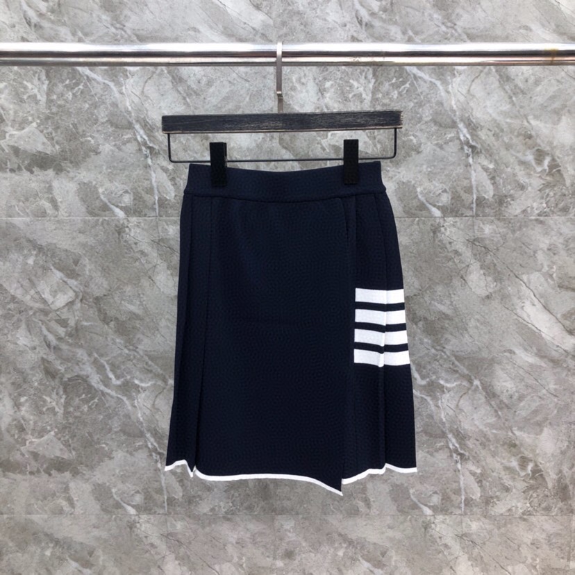 “THOM BROWNE Wrinkle-Free Chalk White Vest in Size 0-2 Yards” - 图片 6