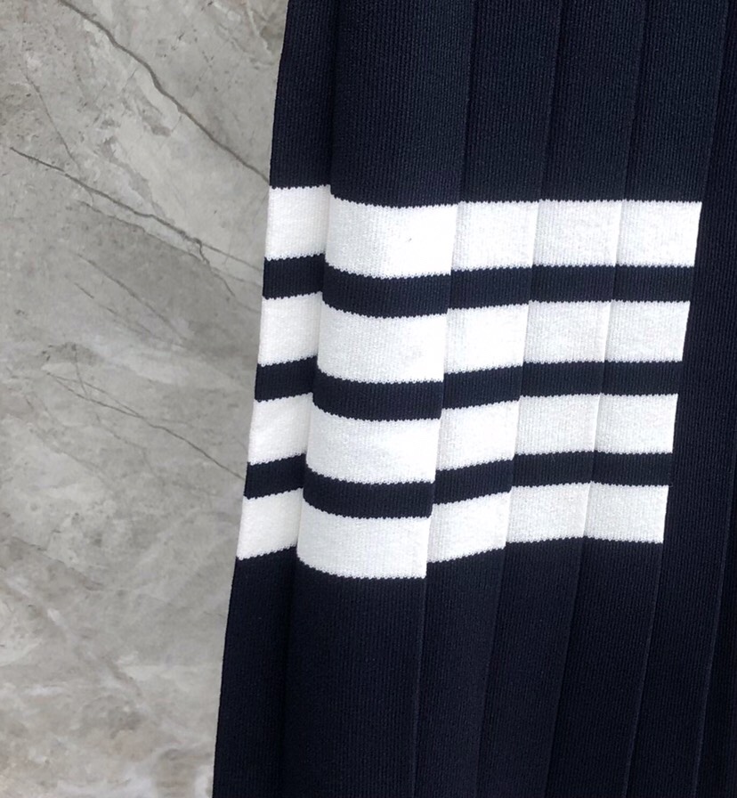 “THOM BROWNE Wrinkle-Free Chalk White Vest in Size 0-2 Yards” - 图片 9