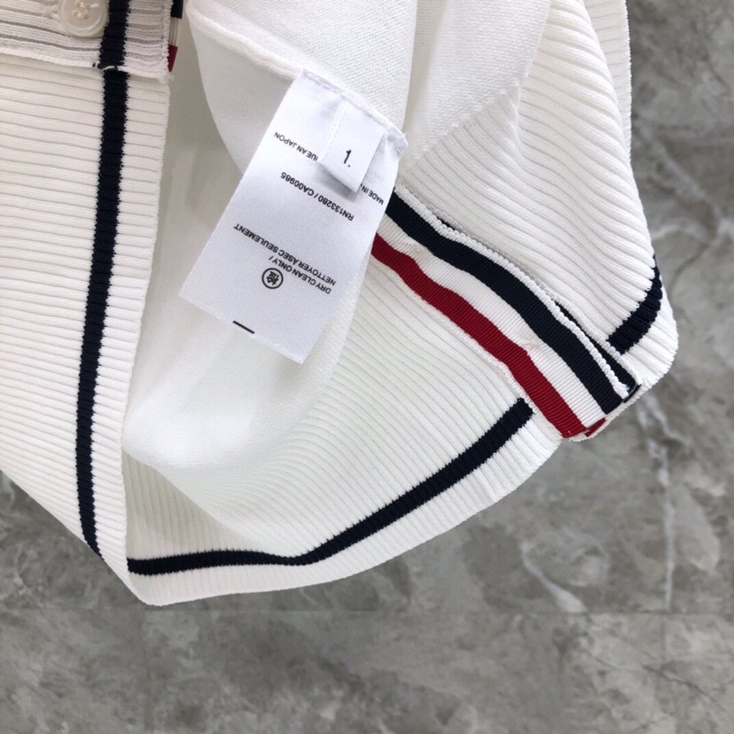 Title: THOM BROWNE Wrinkle-Free Vest in Chalk White Summary: Tom Brown’s wrinkle-free vest in chalk white, available in 0-2 yards. - 图片 4