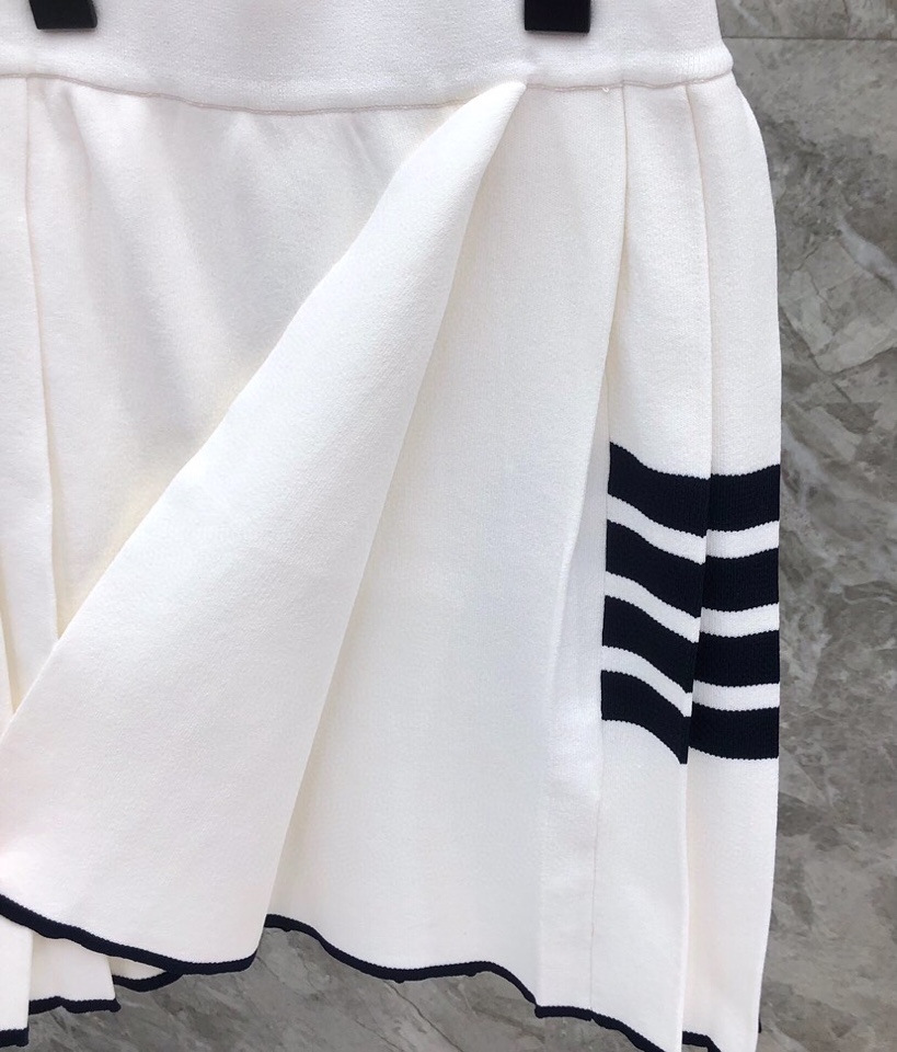 Title: THOM BROWNE Wrinkle-Free Vest in Chalk White Summary: Tom Brown’s wrinkle-free vest in chalk white, available in 0-2 yards. - 图片 8