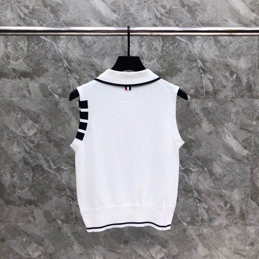 Title: THOM BROWNE Wrinkle-Free Vest in Chalk White Summary: Tom Brown’s wrinkle-free vest in chalk white, available in 0-2 yards. - 图片 5