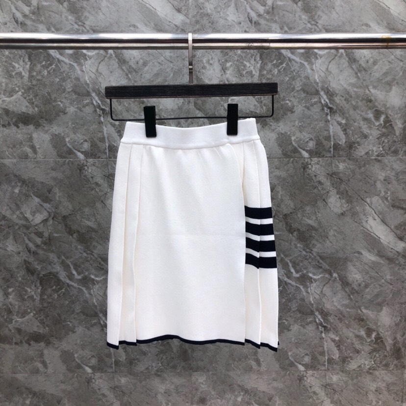 Title: THOM BROWNE Wrinkle-Free Vest in Chalk White Summary: Tom Brown’s wrinkle-free vest in chalk white, available in 0-2 yards. - 图片 6