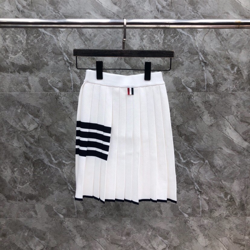 Title: THOM BROWNE Wrinkle-Free Vest in Chalk White Summary: Tom Brown’s wrinkle-free vest in chalk white, available in 0-2 yards. - 图片 7