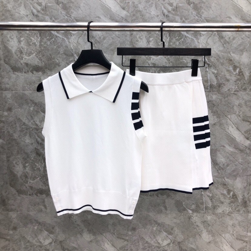 Title: THOM BROWNE Wrinkle-Free Vest in Chalk White Summary: Tom Brown’s wrinkle-free vest in chalk white, available in 0-2 yards. - 图片 1