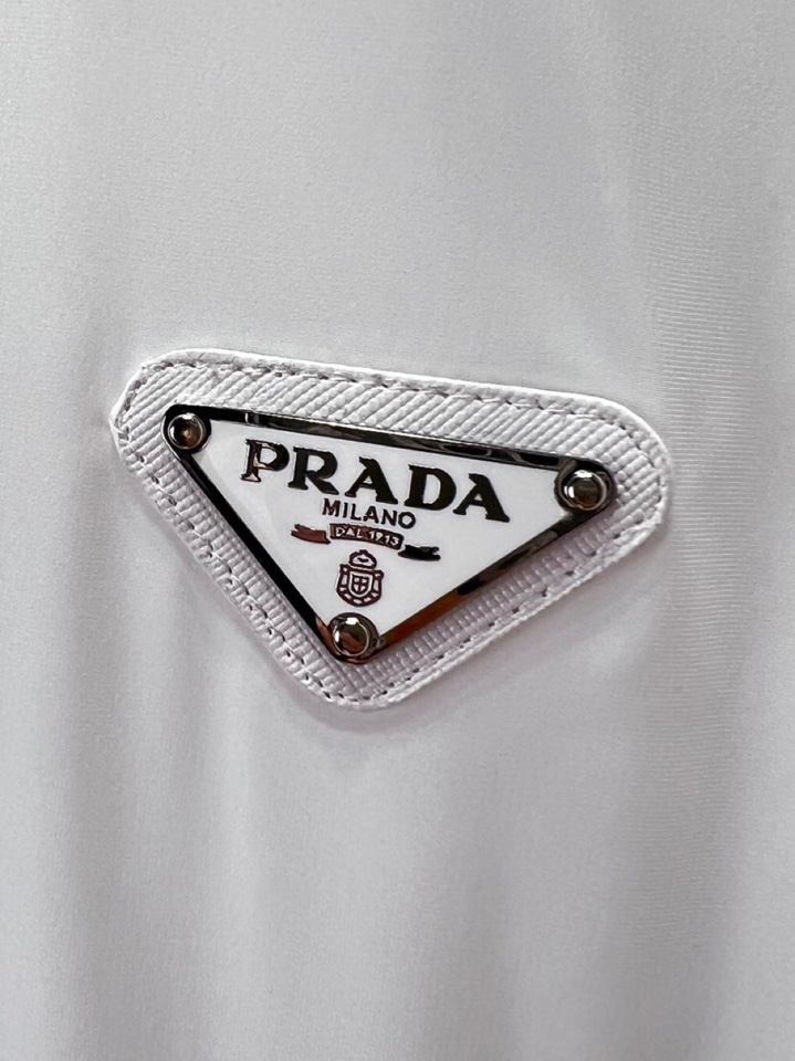 “Prada Men’s Logo Re-Nylon Bermuda Shorts and Hat Suit: High-Density Nylon Customization” - 图片 5