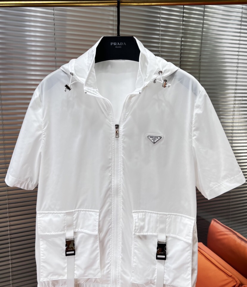 “Prada Men’s Logo Re-Nylon Bermuda Shorts and Hat Suit: High-Density Nylon Customization” - 图片 4