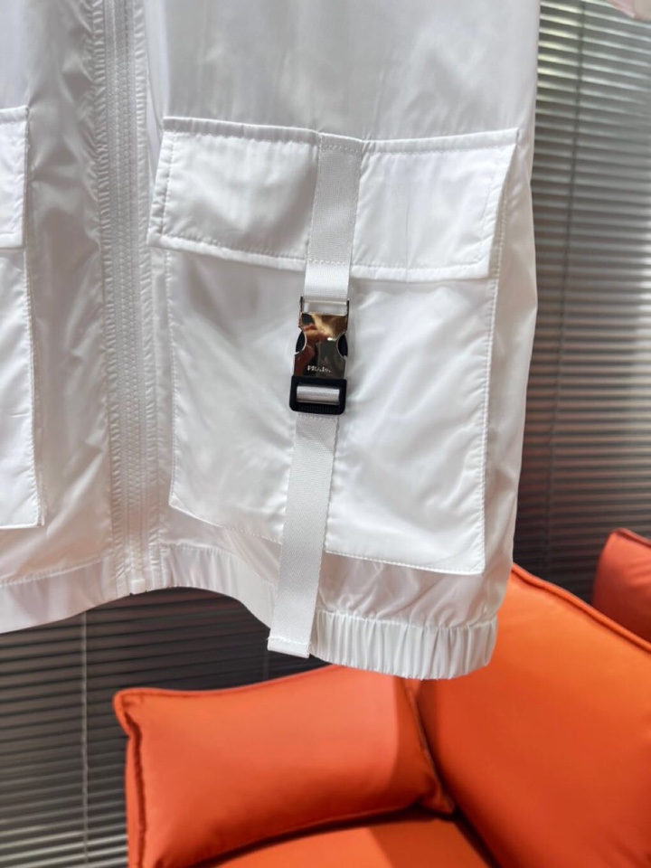 “Prada Men’s Logo Re-Nylon Bermuda Shorts and Hat Suit: High-Density Nylon Customization” - 图片 6
