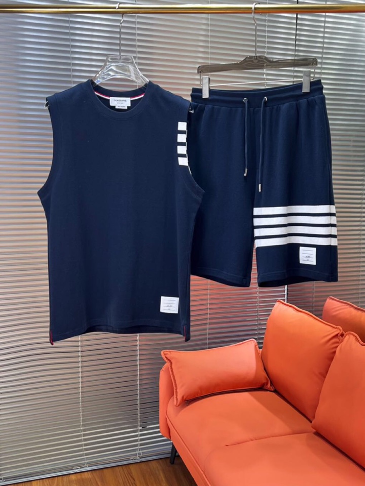“THOM BROWNE TB2025 Summer Update: Fashionable Four-Bar Vests in Blue, Grey, and White” - 图片 1