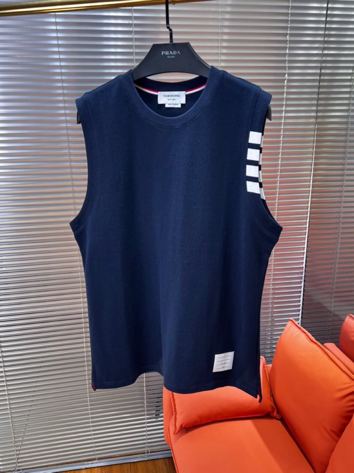 “THOM BROWNE TB2025 Summer Update: Fashionable Four-Bar Vests in Blue, Grey, and White” - 图片 2