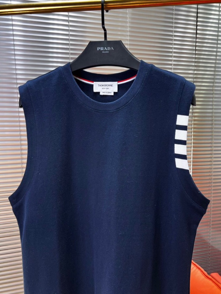 “THOM BROWNE TB2025 Summer Update: Fashionable Four-Bar Vests in Blue, Grey, and White” - 图片 3
