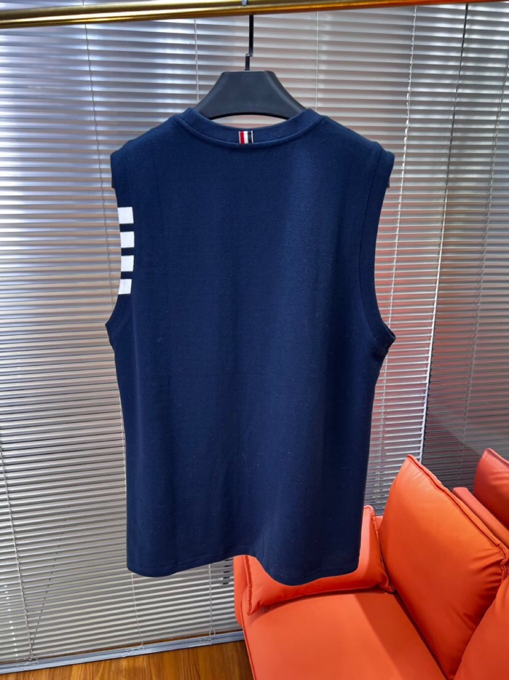 “THOM BROWNE TB2025 Summer Update: Fashionable Four-Bar Vests in Blue, Grey, and White” - 图片 5