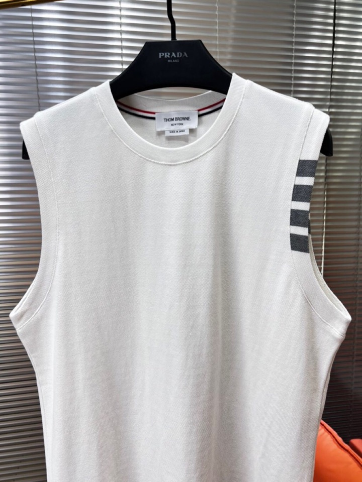 THOM BROWNE TB2025 Summer Update: Four-Bar Vests, Imported Crusades, Supercomforts, Five-Golden Appendices - 图片 3