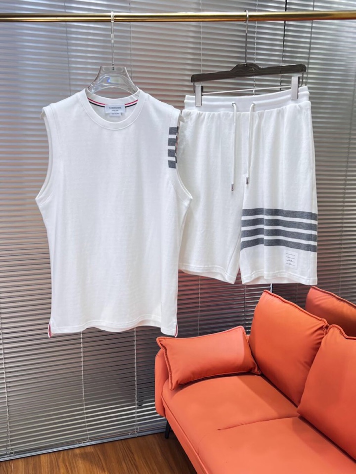 THOM BROWNE TB2025 Summer Update: Four-Bar Vests, Imported Crusades, Supercomforts, Five-Golden Appendices - 图片 1