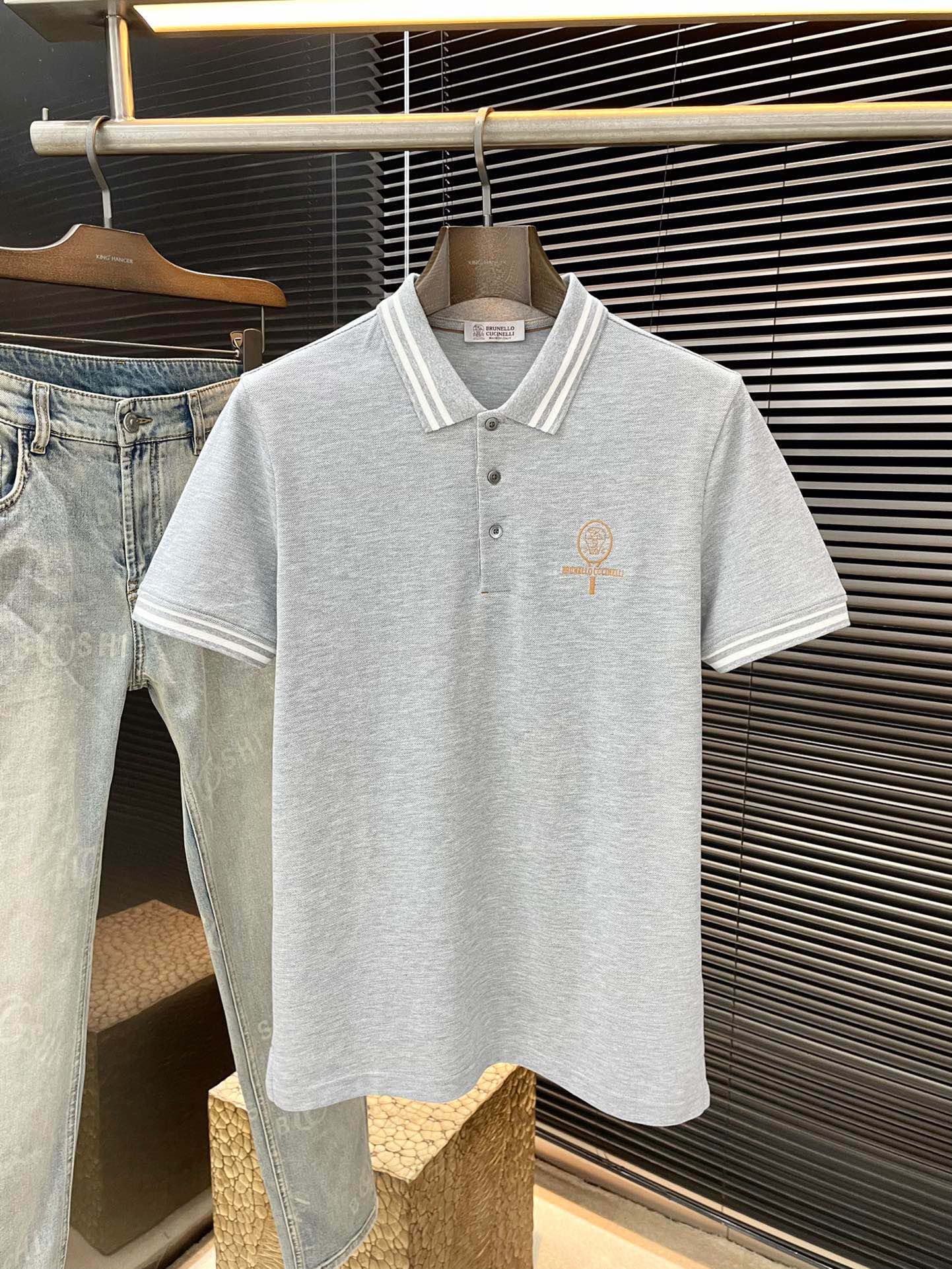 NO:503751,P Brunello Cucinelli 2025 spring and summer latest POLO short sleeves, using the latest double-sided mercerized fabric, soft and comfortable in the touch, classic design style, special customization, simple cutting and splicing, reflecting the extraordinary craftsmanship of workers, full of high-end and fashionable feeling!  The style is quite good and casual and versatile. Size M-3XL, brunello cucinelli, T-shirt, alexander wang19860909P  Brunello Cucinelli 2025春夏最新款POLO短袖,采用最新双面丝光面料 手感柔软、成分柔软舒适 经典设计风格 特殊定制 简单的裁剪方式拼接,体现出工人不凡的工艺,高端时尚感十足！版型相当赞休闲百搭款.尺码 M-3XL,,brunello cucinelli,T-shirt,alexander wang,Men's clothing