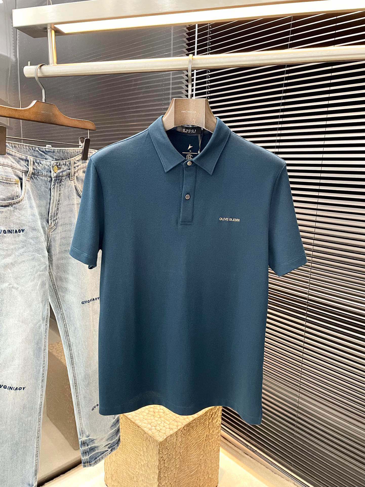 NO:503835,P Gucci (Gucci) has the latest POLO short-sleeved spring and summer 2025, using the latest cotton fabric, which is resistant to washing and not easy to fade, has a soft feel and soft and comfortable composition. Classic design style, special customization, simple cutting method, reflecting the extraordinary craftsmanship of workers, full of high-end and fashionable feeling!  The style is quite good and casual and versatile. Size M-3XL is shipped the next day, gucci, gucci, T-shirt, alexander wang19860909P  Gucci（古驰）2025年春夏最新款POLO短袖,采用最新棉面料,耐水洗不易掉色,手感柔软、成分柔软舒适 经典设计风格 特殊定制 简单的裁剪方式拼接,体现出工人不凡的工艺,高端时尚感十足！版型相当赞休闲百搭款.尺码 M-3XL 隔天出货,,gucci,gucci,T-shirt,alexander wang,Men's clothing