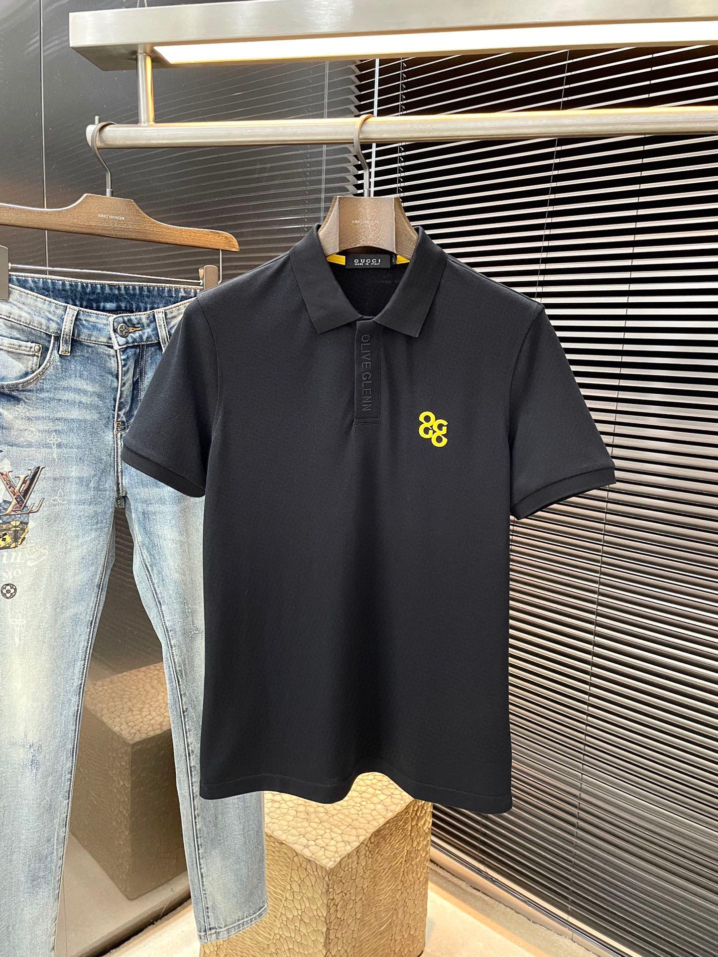 NO:503839,P Guc… (Gujia) The latest stand-up collar short sleeves in spring and summer 2025, using the latest cotton fabric, which is resistant to washing and not easy to fade, has a soft feel and soft and comfortable composition. Classic design style, special customization, simple cutting method, reflecting the extraordinary craftsmanship of workers, full of high-end fashion sense!  The style is quite good and casual and versatile. Size 48-58 Shipping the next day, gucci, gucci, T-shirt, alexander wang19860909P  Guc…（古家）2025年春夏最新款立领短袖,采用最新棉面料,耐水洗不易掉色,手感柔软、成分柔软舒适 经典设计风格 特殊定制 简单的裁剪方式拼接,体现出工人不凡的工艺,高端时尚感十足！版型相当赞休闲百搭款.尺码 48-58 隔天出货,,gucci,gucci,T-shirt,alexander wang,Men's clothing