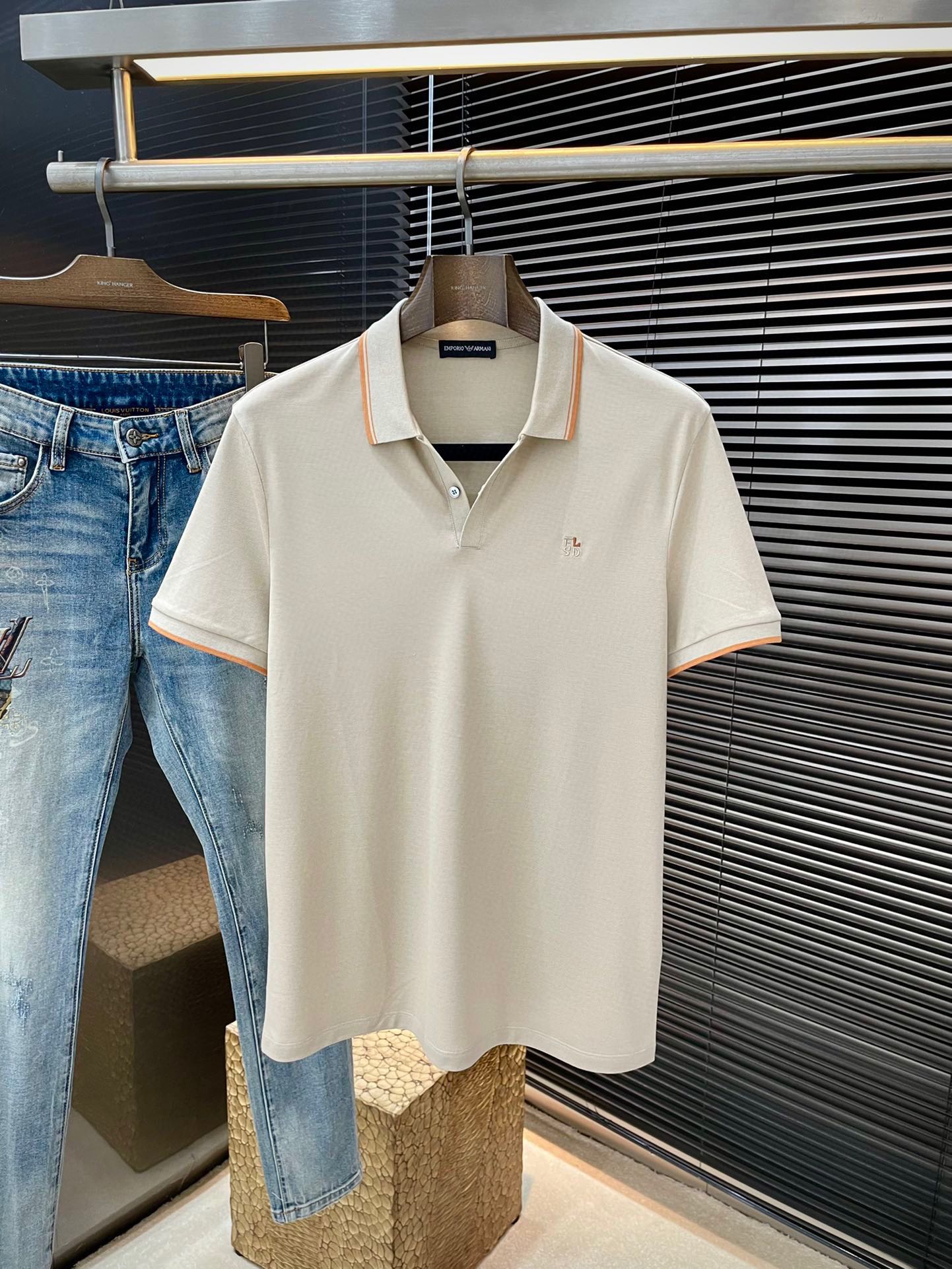 NO:503843,P EmporioArmin- (Armani) The latest stand-up collar short sleeves in spring and summer 2025, uses the latest cotton fabric, which is resistant to washing and not easy to fade, has a soft feel and soft and comfortable composition. Classic design style, special customization, simple cutting method, reflects the extraordinary craftsmanship of workers, and is full of high-end and fashionable!  The style is quite good and casual and versatile. Size 48-56 shipped the next day, Armani, T-shirt, alexander wang19860909P  EmporioArmin-（阿玛尼）2025年春夏最新款立领短袖,采用最新棉面料,耐水洗不易掉色,手感柔软、成分柔软舒适 经典设计风格 特殊定制 简单的裁剪方式拼接,体现出工人不凡的工艺,高端时尚感十足！版型相当赞休闲百搭款.尺码 48-56 隔天出货,,armani,T-shirt,alexander wang,Men's clothing