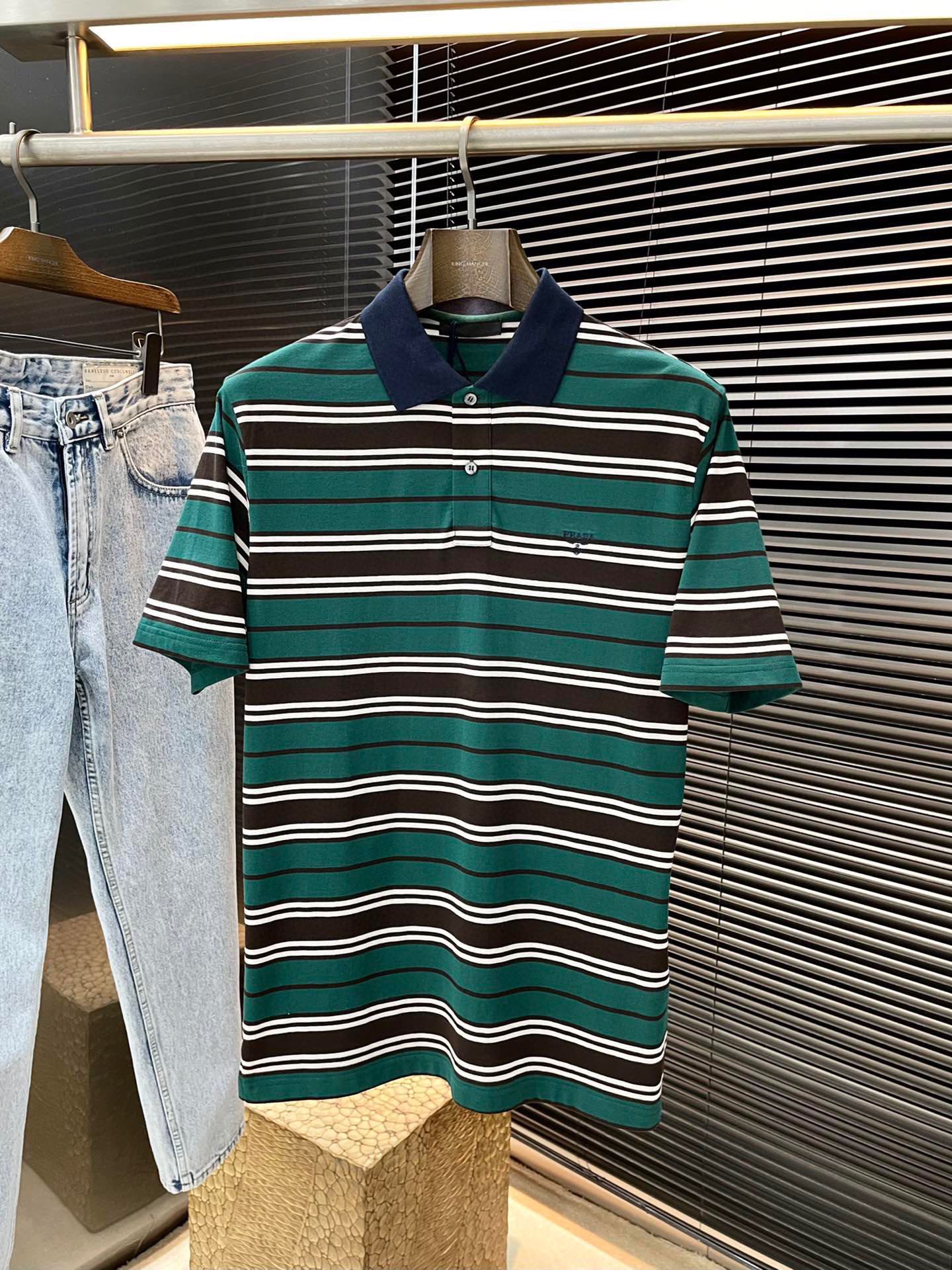 NO:503741,P PRADA- (Prada) The latest contrasting striped polo shirt in spring and summer 2025. This Polo shirt is classically designed with green contrasting colors, paired with ribbed knit contrasting collar, and a letter embroidered logo on the front chest. The overall contrasting stripes further highlight the vitality and personality of the whole dress. It is a must-have item for men's wardrobe. It is highly recommended!  Color Green Red Number of codes S M L XL,,prada,prada,alexander wang19860909P  PRADA-（普拉达）2025春夏最新款撞色条纹polo衫,这款Polo衫以绿色撞色为经典设计,搭配罗纹针织撞色衣领,前胸方饰有字母刺绣徽标,整体撞色条纹更彰显整款衣服活力与个性,是男士衣橱必备单品,强烈推荐！颜色 绿色 红色 码数 S M L XL,,prada,prada,alexander wang,Men's clothing