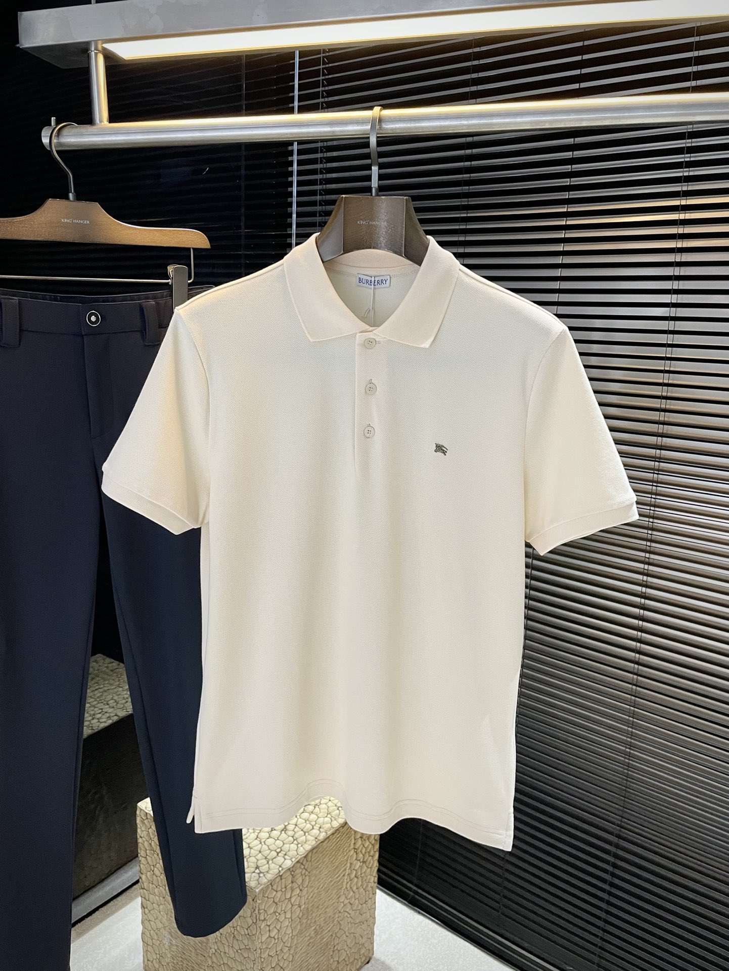 NO:503745,P Burb- (Babb) Spring and Summer 2025 new metal equestrian knight logo cotton Polo shirt, this Polo shirt is made of light cotton bead mesh cloth, presenting a slim fit style. It is embellished with metal equestrian knight logo (EKD), engraved with BbR exclusive English alphabet button-style opening and closing, incorporates retro finish design, the style is novel and unique, highly recommended!  Color Royal Blue Beige Number of S M L XL,,burberry,burberry,alexander wang19860909P Burb-（巴宝）2025春夏新款金属马术骑士徽标棉质 Polo 衫 ,这款Polo衫选用轻盈棉质珠地网眼布打造,呈现修身版型.点缀金属马术骑士徽标（EKD）,刻有BbR独家英文字母纽扣式开合,融入复古饰面设计,款式新颖独特,强烈推荐！颜色 宝蓝色 米色 码数 S M L XL,,burberry,burberry,alexander wang,Men's clothing