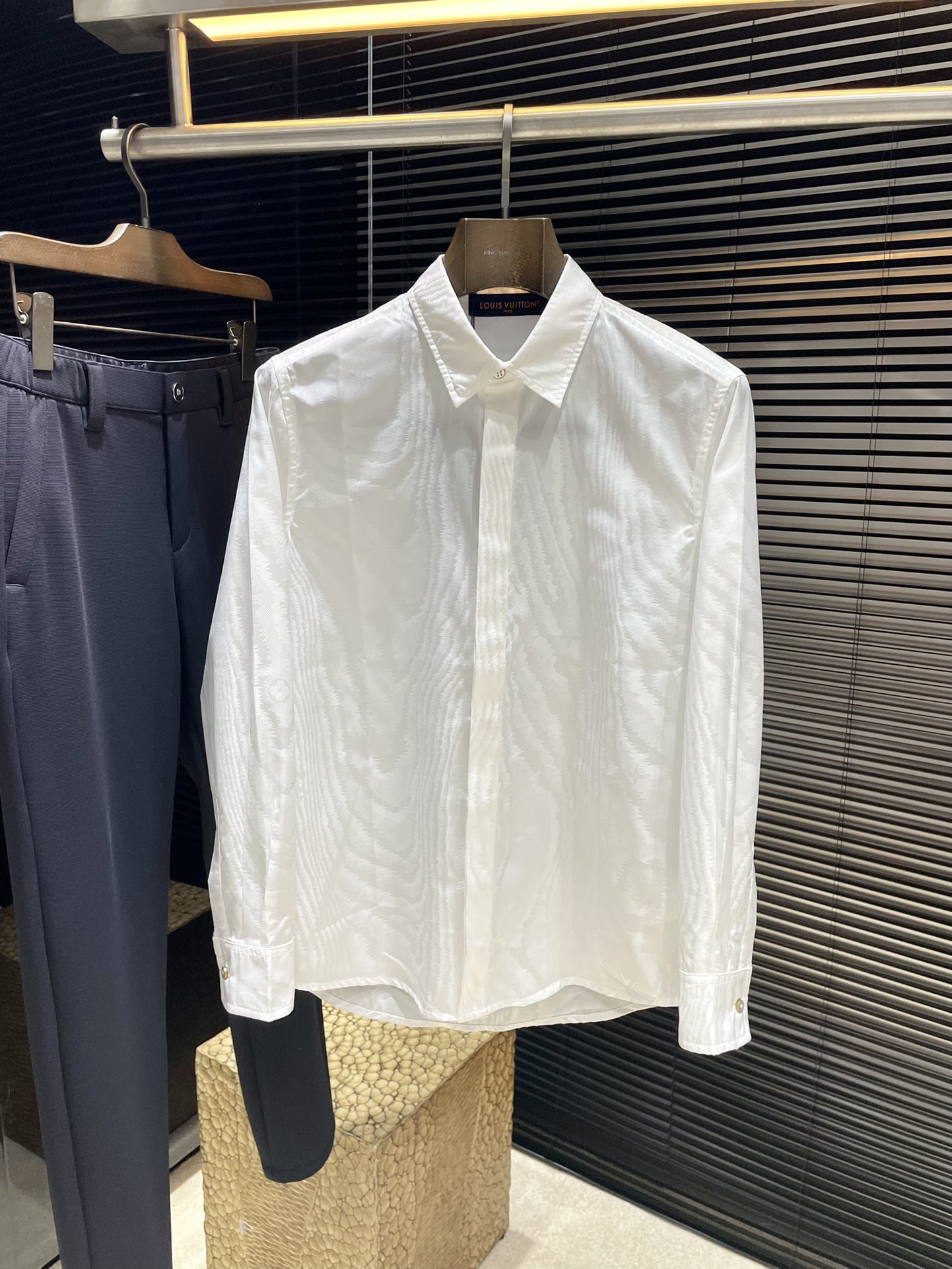 NO:503749,P LOUIS VUIT 2025 new jacquard blended evening shirt. This blended evening shirt relies on delicate jacquard craftsmanship to interpret the eye-catching style of the seasonal LV Moiré pattern, and then cleverly hides Monogram elements in it. The secret button front closure and pearlescent button at the top improve the details, and the style is novel and unique, highly recommended!  S M L XL,,louis vuitton,louis vuitton,louis vuitton,shirts,alexander wang19860909P LOUIS VUIT（路易）2025新款提花混纺晚装衬衫,这款混纺晚装衬衫依托细腻提花工艺,演绎当季LV Moiré图案的瞩目格调,再将Monogram 元素巧妙藏于其中.暗扣前襟和顶端珠光纽扣完善细节,款式新颖独特,强烈推荐！码数 S M L XL,,louis vuitton,louis vuitton,louis vuitton,shirts,alexander wang,Men's clothing