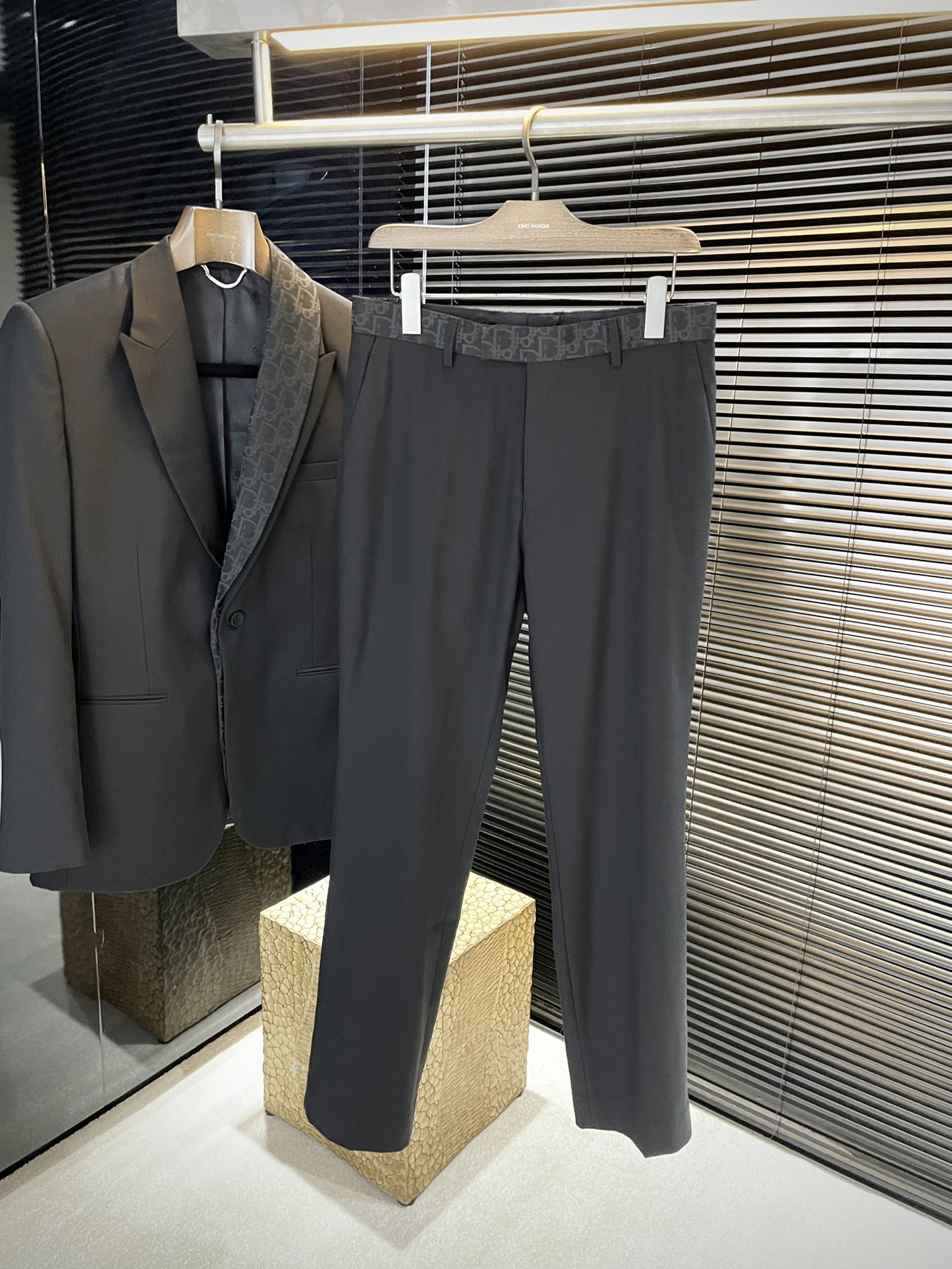 NO:503754,P Dio- (Dijia) 2025 autumn and winter new asymmetric green fruit collar single-weather black wool twill fabric suit, this black single-weather is carefully crafted with wool twill fabric, with elegant style. The asymmetrical design is paired with a double-layer green fruit collar, decorated with Oblique printed jacquard trim to enhance the style. The waffle collar is equipped with a pocket on the chest and a coverless hidden bag on the side, making it more refined. The pleats of the pants and trousers add a sense of layering and uniqueness. The contrasting Oblique printed belt adds elegance and charm. The formal style design can be matched with the matching single-weather to create an elegant look and highlights the fashionable style. Highly recommended!  Number of codes 46 48 50 52 54,,dior,dior,alexander wang19860909裤子 P Dio-（迪家）2025秋冬新款不对称青果领单西黑色绵羊毛斜纹面料西服套装,这套黑色单西采用绵羊毛斜纹面料精心制作,款式优雅.不对称设计搭配双层青果领,饰以同色调Oblique 印花提花饰边提升格调.戗驳领,胸前设有口袋,侧面带有无盖暗袋,更显精致.裤子裤腿褶裥增添层次感,别具一格.对比鲜明的同色调 Oblique 印花腰带增添优雅魅力.正装款式设计,可搭配配套的单西,打造高雅造型,彰显时髦风范.强烈推荐！码数 46 48 50 52 54,,dior,dior,alexander wang,Men's clothing