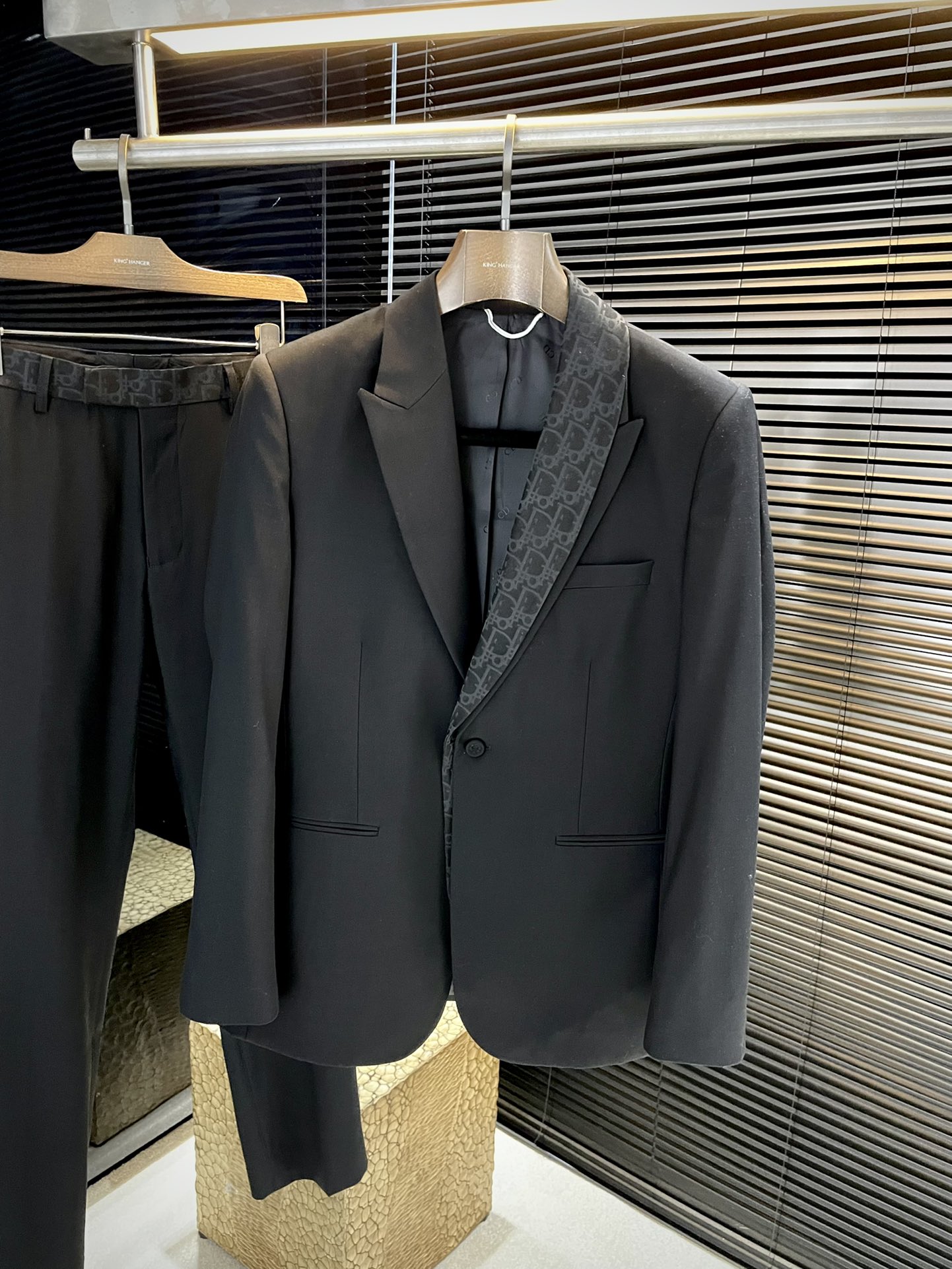 NO:503757,Single-Shaped P Dio- (Dijia) 2025 autumn and winter new asymmetric green fruit collar single-Shaped black wool twill fabric suit, this black single-Shaped is carefully crafted with wool twill fabric, with elegant style. The asymmetrical design is paired with a double-layer green fruit collar, decorated with Oblique printed jacquard trim to enhance the style. The wrinkled collar is equipped with a pocket on the chest and a coverless hidden bag on the side, making it more exquisite. The pleats of the pants and trousers add a sense of layering and uniqueness. The contrasting Oblique printed belt adds elegance and charm. The formal style design can be matched with the matching single-Shaped collar to create an elegant look and show a fashionable style. Highly recommended!  Number of codes 46 48 50 52 54,,dior,dior,alexander wang19860909单西 P Dio-（迪家）2025秋冬新款不对称青果领单西黑色绵羊毛斜纹面料西服套装,这套黑色单西采用绵羊毛斜纹面料精心制作,款式优雅.不对称设计搭配双层青果领,饰以同色调Oblique 印花提花饰边提升格调.戗驳领,胸前设有口袋,侧面带有无盖暗袋,更显精致.裤子裤腿褶裥增添层次感,别具一格.对比鲜明的同色调 Oblique 印花腰带增添优雅魅力.正装款式设计,可搭配配套的单西,打造高雅造型,彰显时髦风范.强烈推荐！码数 46 48 50 52 54,,dior,dior,alexander wang,Men's clothing