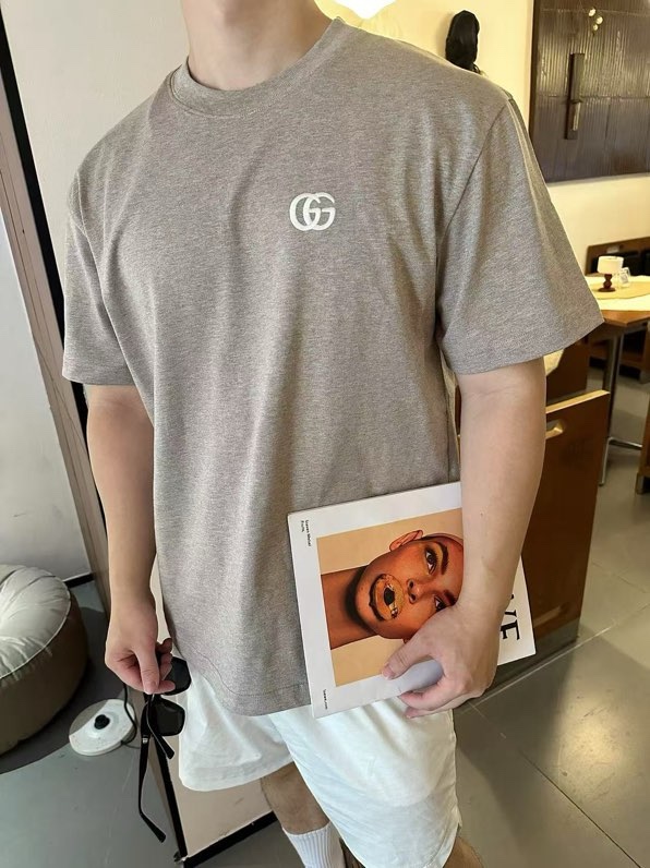 NO:504227,-25SS———Washed letter short sleeves, with their unique style and comfortable wearing experience, have become a refreshing force in fashion trends. This short sleeve uses high-quality fabrics and is treated with special washing process, making the clothes softer and skin-friendly, and the breathable performance has been significantly improved. The letter patterns on it show a natural fading retro beauty after being washed, adding a bit of casual and unrestrained atmosphere to the whole. In terms of design, the wash letter short sleeves focus on simplicity without losing style. Whether worn alone or as an inner wear, they can easily control various occasions. Whether paired with jeans, casual pants or skirts, they can show a unique fashion charm. In addition, its color choices are also extremely rich. From classic black and white to bright color schemes, there is always one that can meet your personalized needs. In short, the wash letter short sleeves have become the favorite of many fashion experts and trendy enthusiasts with their unique charm. It not only brings you a comfortable wearing experience, but also allows you to stand out from the crowd and show your personality and taste. The gray XS-S-M-L is available in stock, and the gray XS-S-M-L, skirts, jeans, T-shirt, alexander wang19860909-25SS———水洗字母短袖,以其独特的风格与舒适的穿着体验,成为了时尚潮流中的一股清新力量.这款短袖采用优质面料,经过特殊水洗工艺处理,使得衣物更加柔软亲肤,透气性能也得到了显著提升.其上的字母图案,经过水洗处理后,呈现出一种自然褪色的复古美感,为整体增添了几分随性不羁的气息. 设计上,水洗字母短袖注重简约而不失格调,无论是单穿还是作为内搭,都能轻松驾驭各种场合.无论是搭配牛仔裤、休闲裤还是半身裙,都能展现出别样的时尚韵味.此外,它的色彩选择也极为丰富,从经典的黑白色系到鲜艳的彩色系,总有一款能够满足你的个性化需求. 总之,水洗字母短袖以其独特的魅力,成为了许多时尚达人和潮流爱好者的心头好.它不仅能够为你带来舒适的穿着体验,还能让你在人群中脱颖而出,彰显个性与品味. 现货发售灰色XS-S-M-L,,skirts,jeans,T-shirt,alexander wang,Men's clothing