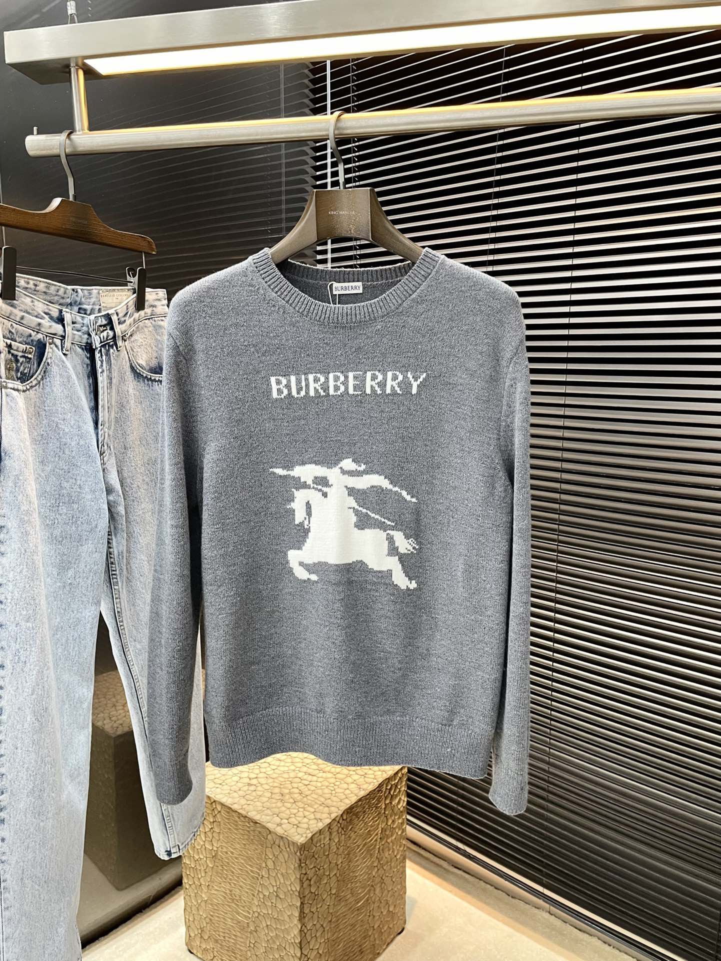 NO:503758,P Burb- (Babb) 2025 autumn and winter new three-color equestrian knight micro-label wool sweater. Some wide knitted sweaters are made of soft wool fabric, embellished with contrasting equestrian knight logo (EKD) and brand logo, blended with round neck design, presenting a regular style. Rib knitted decoration, with knitted Burberry letter logo on the front, the same style as men and women, highly recommended!  Color Black Gray Beige Number of S M L XL,,burberry,burberry,alexander wang19860909P  Burb-（巴宝）2025秋冬新款三色马术骑士微标羊毛针织衫,些宽针织衫选用柔软羊毛面料打造,点缀对比感马术骑士徽标(EKD)和品牌徽标,融入圆领设计,呈现常规版型.罗纹针织装饰,正面饰有针织Burberry 字母徽标,男女同款,强烈推荐！颜色 黑色 灰色 米色 码数 S M L XL,,burberry,burberry,alexander wang,Men's clothing