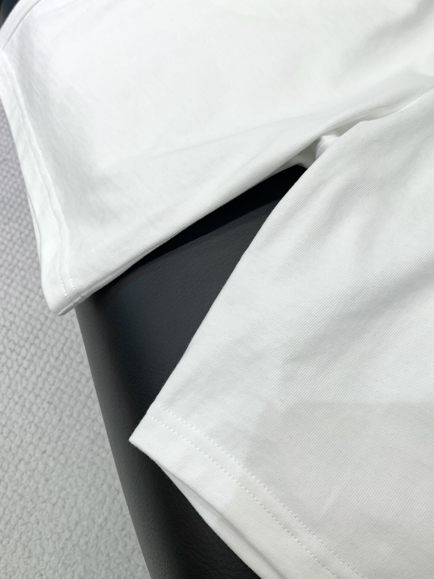 “Summer 2025 Collection: High-Grade Leisure T-Shirts with Alphabet Logo Print | Top Quality Fabrics” - 图片 7