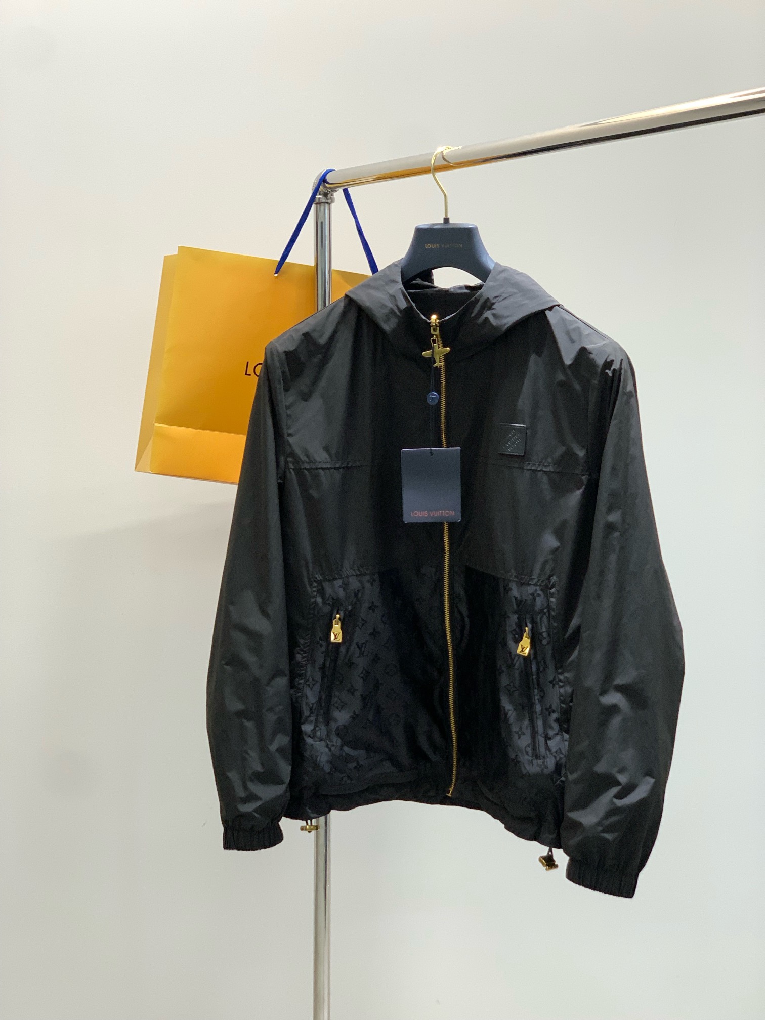 NO:936841,LouisVuitton, the latest model for fall 2026, available at counters simultaneously, original order, fashionable and casual hooded reversible jacket, the upper body is very unique!  Eye-catching and bright, imported original fabrics, top-notch jacquard craft letter pattern decoration Logo, original hardware accessories decoration, extremely high grade, classic atmosphere, comfortable and breathable, handsome and stylish upper body, 2 colors recommended, size M-3XL,, louis vuitton, louis vuitton, jackets & coats, hats,19860909LouisVuitton 路易威登,2026秋季最新款,专柜同步有售,原单狠货,时尚休闲连帽两面穿外套,上身很有特点！吸睛而有亮点,进口原版面料,顶级提花工艺字母图案装饰Logo,原版五金辅料装饰,档次极高,经典大气,舒适透气,上身帅气有型,2色推荐,码数M-3XL,,louis vuitton,louis vuitton,jackets & coats,hats,,Men's clothing