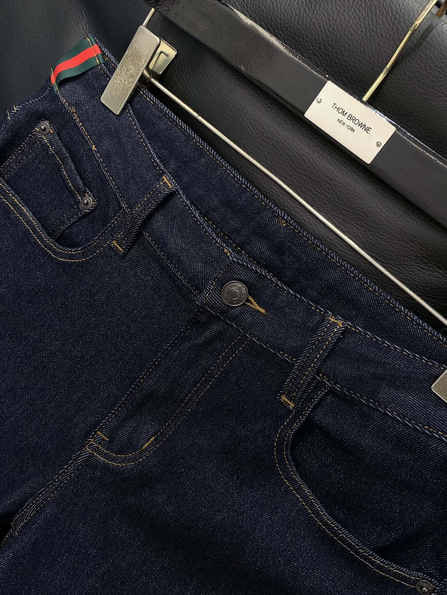 “GUCCI Gooch Autumn 2025 Jeans Collection: Unique Design, High Quality, Comfortable Fit” - 图片 3