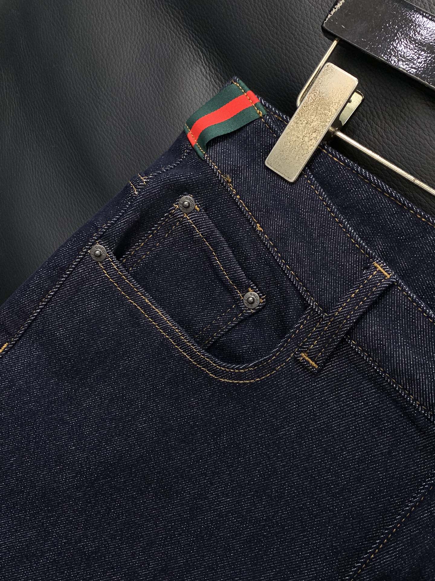 “GUCCI Gooch Autumn 2025 Jeans Collection: Unique Design, High Quality, Comfortable Fit” - 图片 4