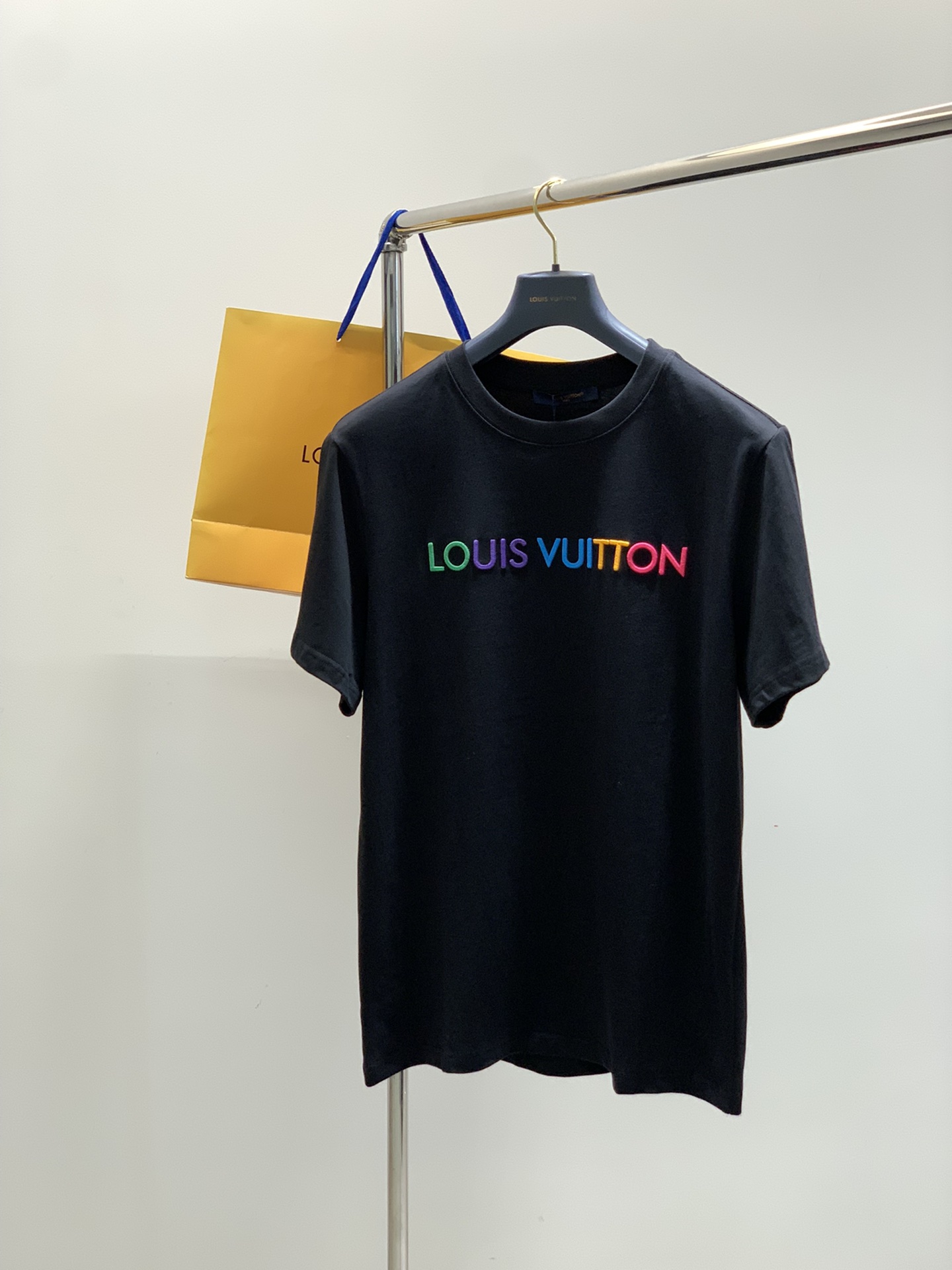 NO:505290,,LouisVuitton, the latest model for summer 2025, available at the counter at the same time, original singles, fashionable and casual round neck short-sleeved T-shirt, very distinctive on the upper body!  Eye-catching and highlighted, imported original fabric, top-grade embroidery craft letter pattern decorative logo, simple but not lacking in fashion, classic and atmospheric, comfortable and breathable, handsome and stylish on the upper body, 2 colors recommended, code number S-2XL,, louis vuitton, louis vuitton, T-shirt,tees, t-shirt,alexander wang19860909,LouisVuitton 路易威登,2025夏季最新款,专柜同步有售,原单狠货,时尚休闲圆领短袖T恤,上身很有特点！吸睛而有亮点,进口原版面料,顶级刺绣工艺字母图案装饰Logo,简单而不失时尚,经典大气,舒适透气,上身帅气有型,2色推荐,码数S-2XL,,louis vuitton,louis vuitton,T-shirt,tees，t-shirt,alexander wang,Men's clothing