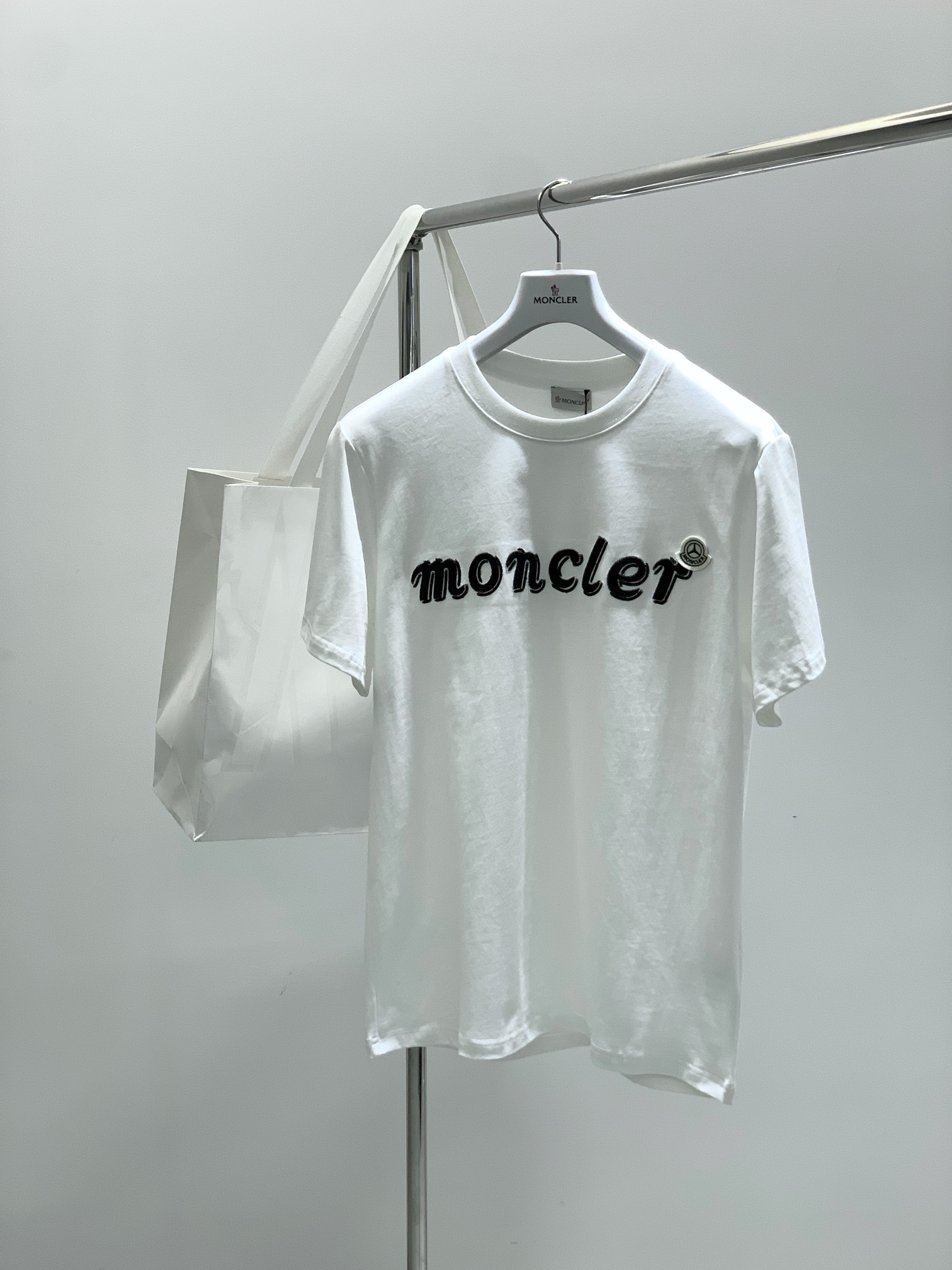 NO:505282,,Moncler hood, the latest 2025 summer product, available at the same time for counters, original single ruthless goods, fashionable and casual round neck short-sleeved T-shirt, comfortable upper body!  Eye-catching and highlighted, using imported original fabric, top-grade embroidery craft letter pattern logo, simple but not lacking in fashion, fashionable and handsome on the upper body, 2 colors recommended, S-2XL, Moncler, T-shirt, tees, t-shirt, alexander wang19860909,Moncler 蒙口,2025夏季最新品,专柜同步有售,原单狠货,时尚休闲圆领短袖T恤,上身舒适！吸睛而有亮点,采用进口原版面料,顶级刺绣工艺字母图案logo,简单而不失时尚,上身时尚帅气,2色推荐,码数S-2XL,,Moncler,T-shirt,tees，t-shirt,alexander wang,Men's clothing