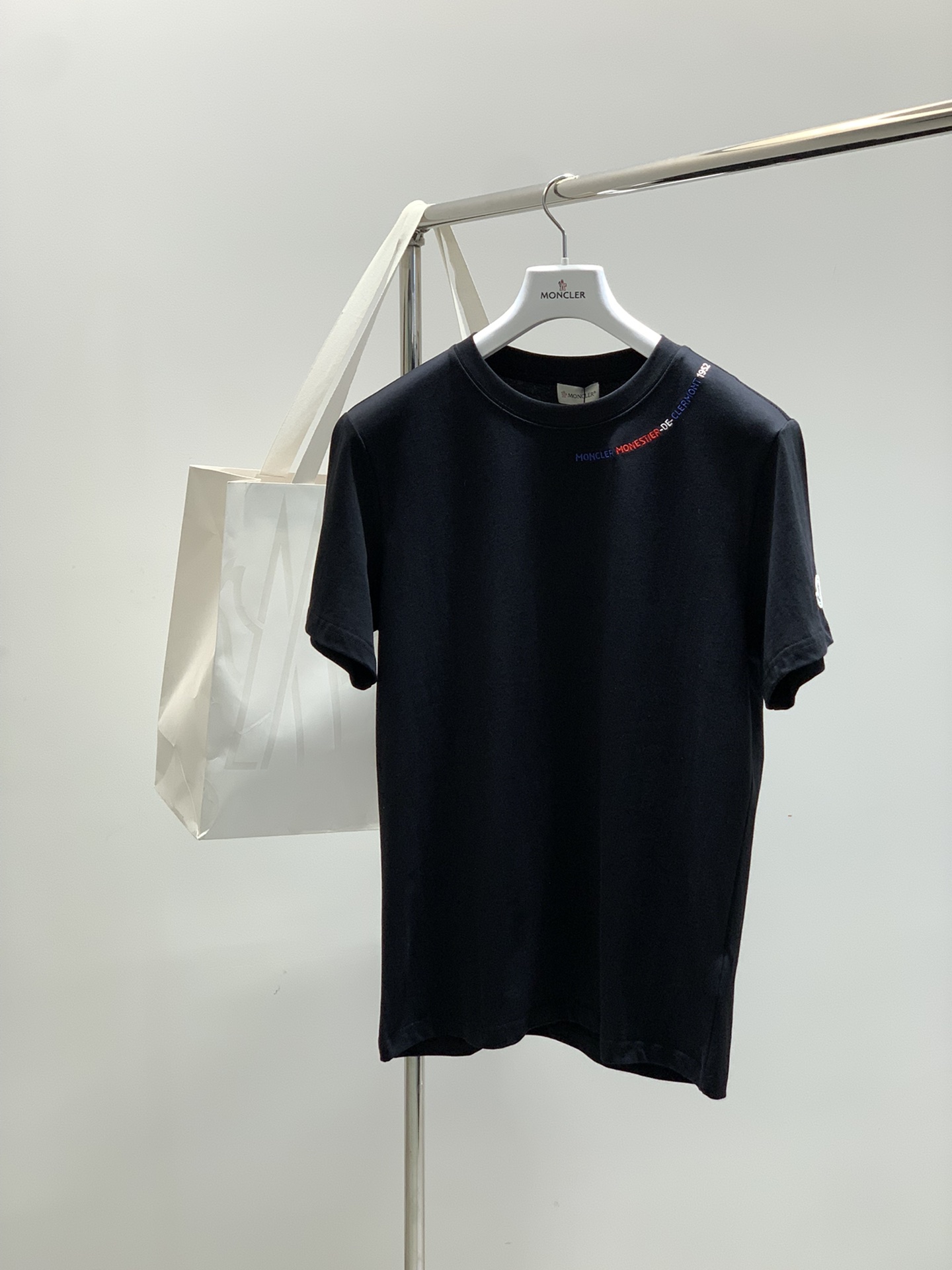 NO:506743,,Moncler cover, the latest summer product, available at the counter at the same time, original single ruthless goods, fashionable and casual round neck short-sleeved T-shirt, comfortable upper body!  Eye-catching and highlighted, using imported original fabric, top-grade embroidery craft letter pattern logo, simple but not lacking in fashion, fashionable and handsome on the upper body, 2 colors recommended, S-2XL, Moncler, T-shirt, tees, t-shirt, alexander wang19860909,Moncler 蒙口,夏季最新品,专柜同步有售,原单狠货,时尚休闲圆领短袖T恤,上身舒适！吸睛而有亮点,采用进口原版面料,顶级刺绣工艺字母图案logo,简单而不失时尚,上身时尚帅气,2色推荐,码数S-2XL,,Moncler,T-shirt,tees，t-shirt,alexander wang,Men's clothing